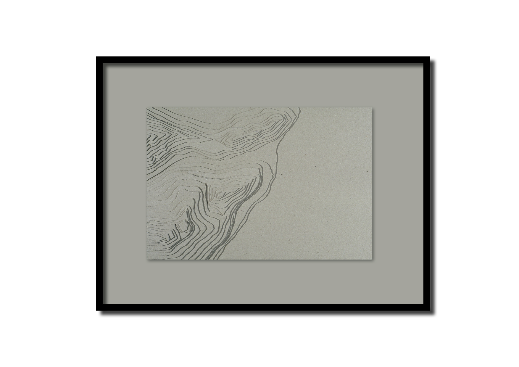 Plan en papier avec des lignes de topographie longues et courbes, représentant un relief géographique, de couleur gris clair.