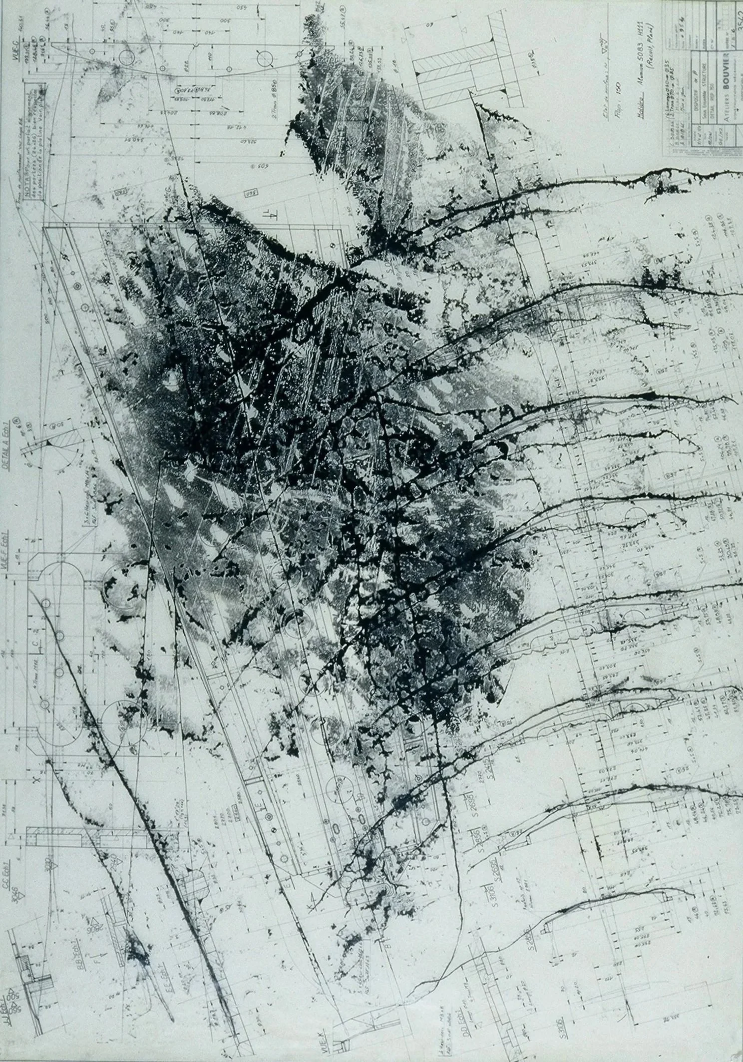 Plan architectural superposé avec des tracés, lignes, courbes et annotations en noir et blanc.