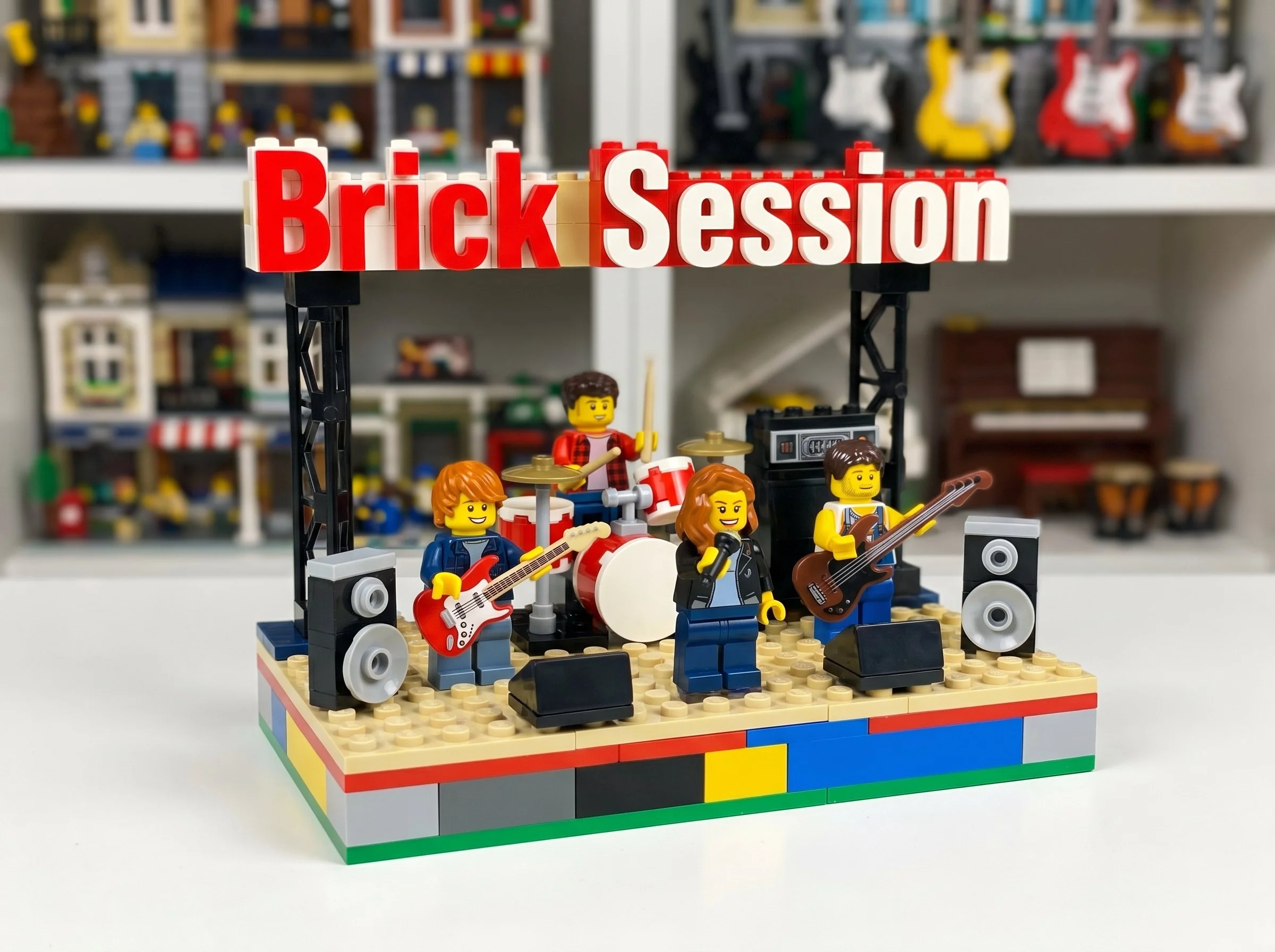 Une scène de concert en Lego avec des figurines jouant de la musique, sur une scène colorée, avec un panneau 'Brick Session' au-dessus.