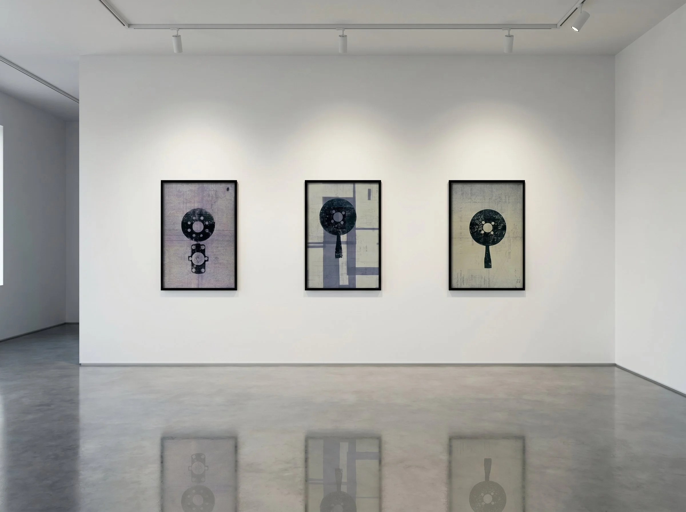 Exposition d'art contemporain avec trois affiches encadrées qui présentent des motifs abstraits noirs sur un fond gris clair, dans une galerie avec murs blanc et plafonds avec projecteurs
