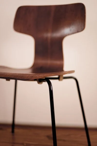 Chaise en bois avec pieds en métal, vue de face.