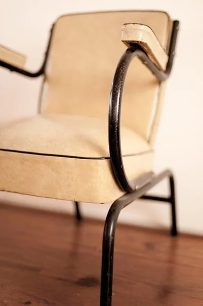 Fauteuil vintage avec cadre en métal noir et rembourrage beige