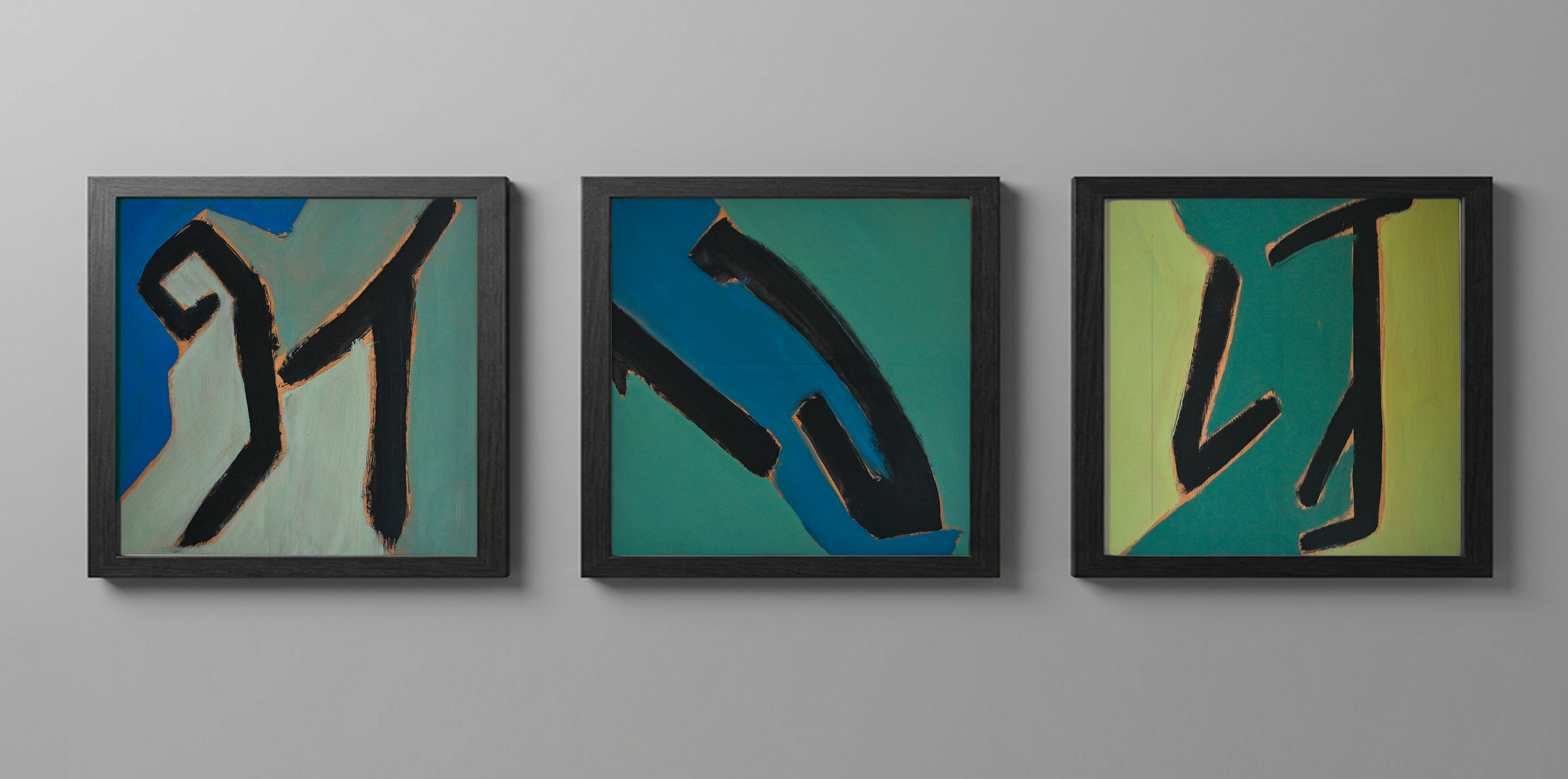 Trois tableaux modernes suspendus sur un mur blanc, avec des formes abstraites en noir, vert, bleu et beige.