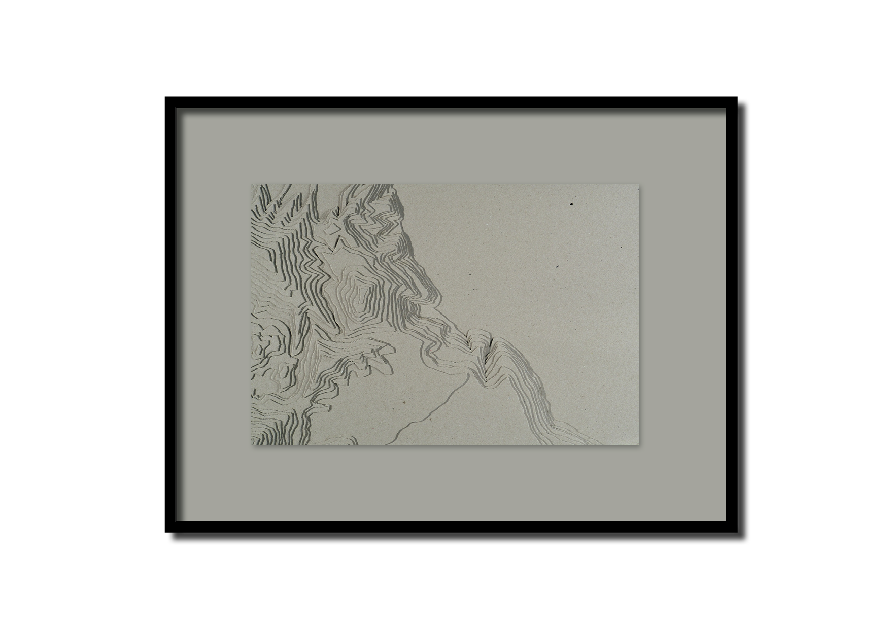 Carte topographique montrant des lignes de contour représentant un relief montagneux, avec une silhouette humaine stylisée intégrée dans le dessin.