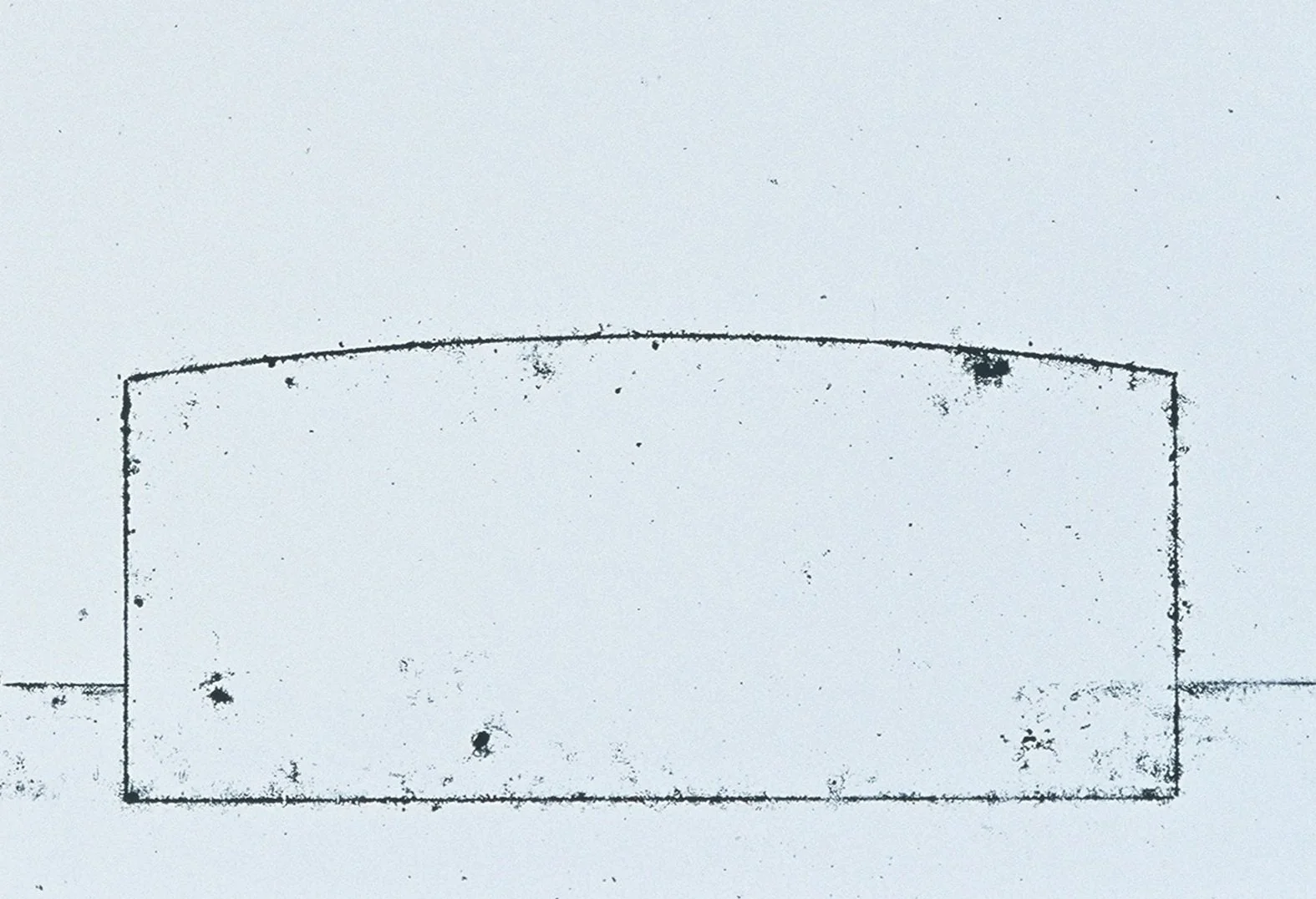 Dessus d'une feuille avec un dessin rectangulaire tracé à la main, encre noire, style esquissé.