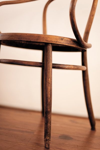 Garde-corps en bois d'une chaise en bois avec finition naturelle.