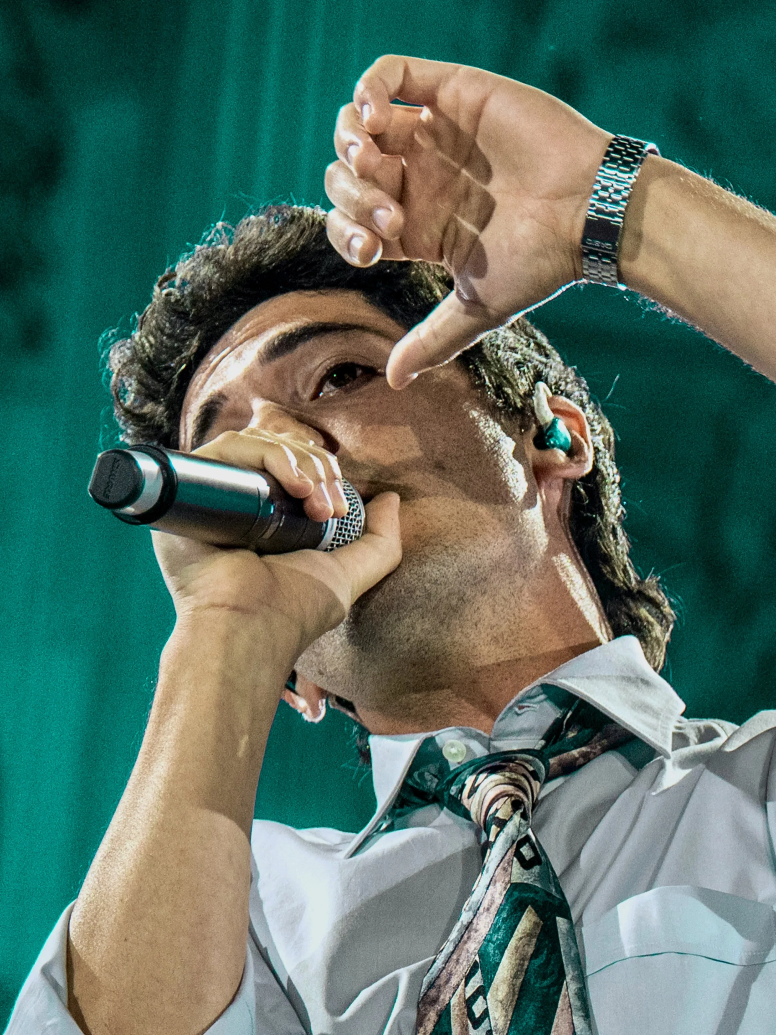 Sul palco del Party Like a Deejay, @fulminacci convince e trascina il pubblico con la nitidezza della sua scrittura e una grande presenza scenica. 

Radio Deejay
06 Giugno 2026
Arco della Pace 
@project_photo.it per @inchiostrosonoro 

@fulminacci 
@