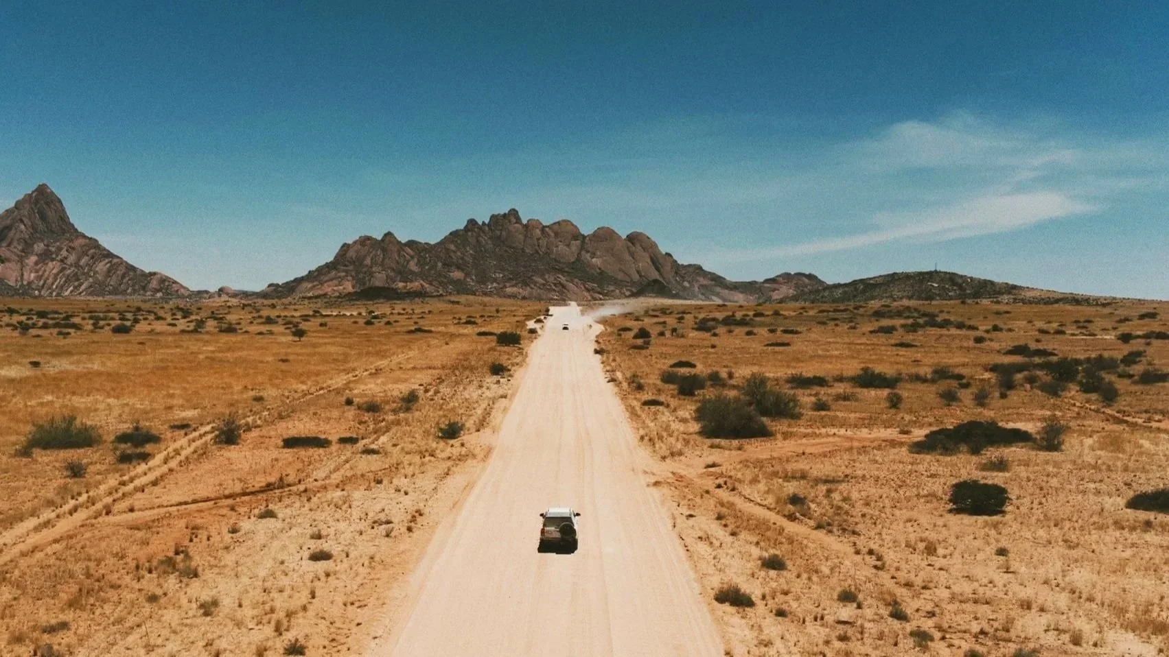 Endlose Wüstenlandschaft in Namibia. Unterwegs mit Finest Selection.
