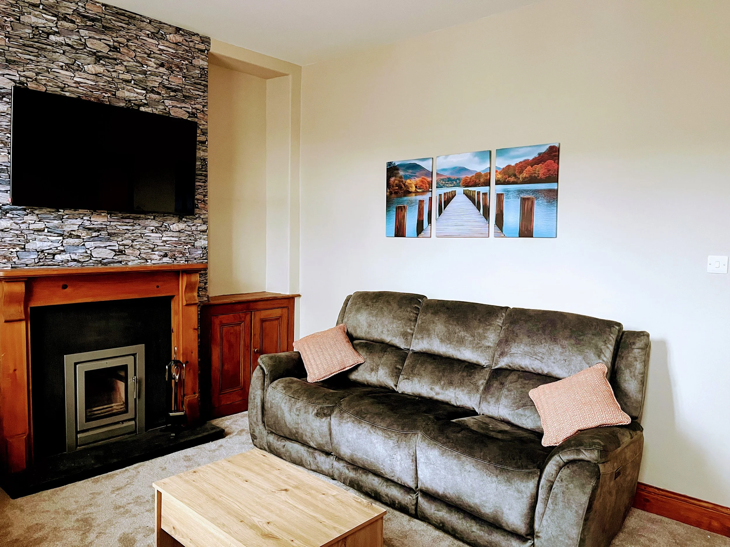 Cosy cottage in Windermere, reclining sofa, log burner, smart tv, window seat, warm and cosy