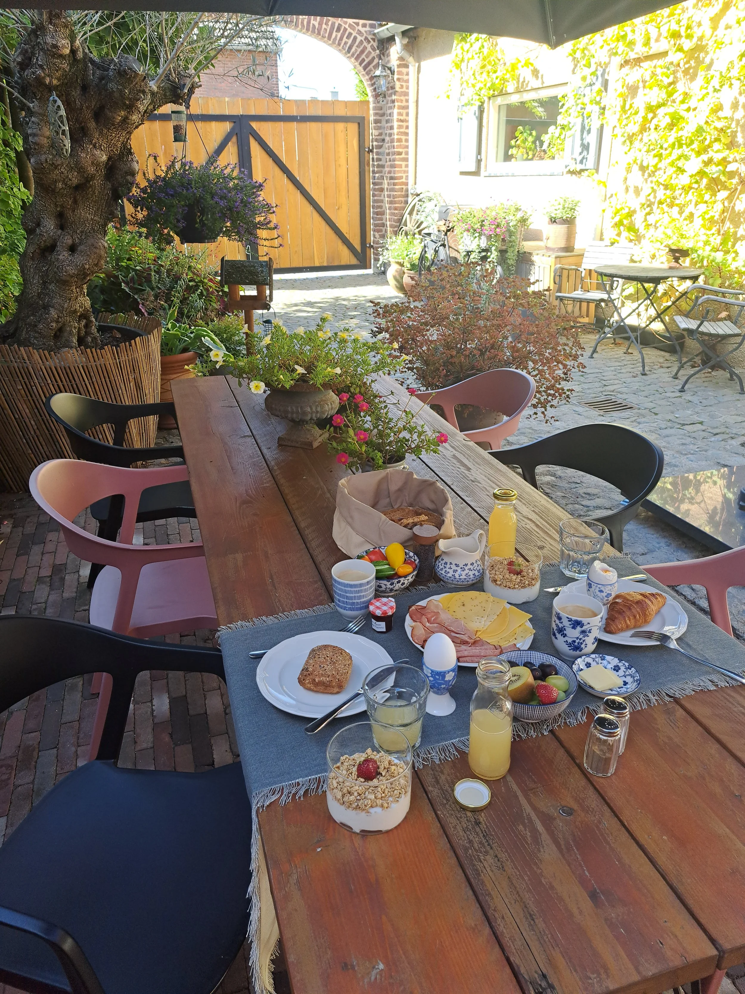 B&B Aan-de-Bogen-Nieuwstadt-ontbijttafel.jpg