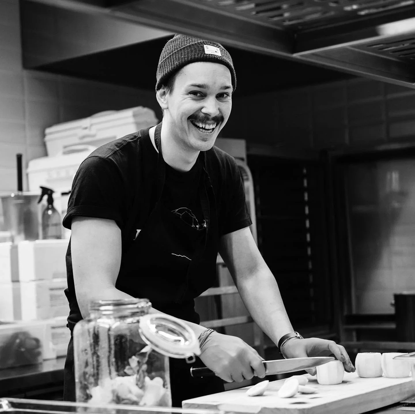 Rasmus med et lurt smil