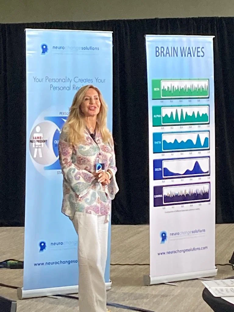 Paz Nilo presenting at a NeuroChangeSolutions workshop on brain waves and neuroscience for lasting change