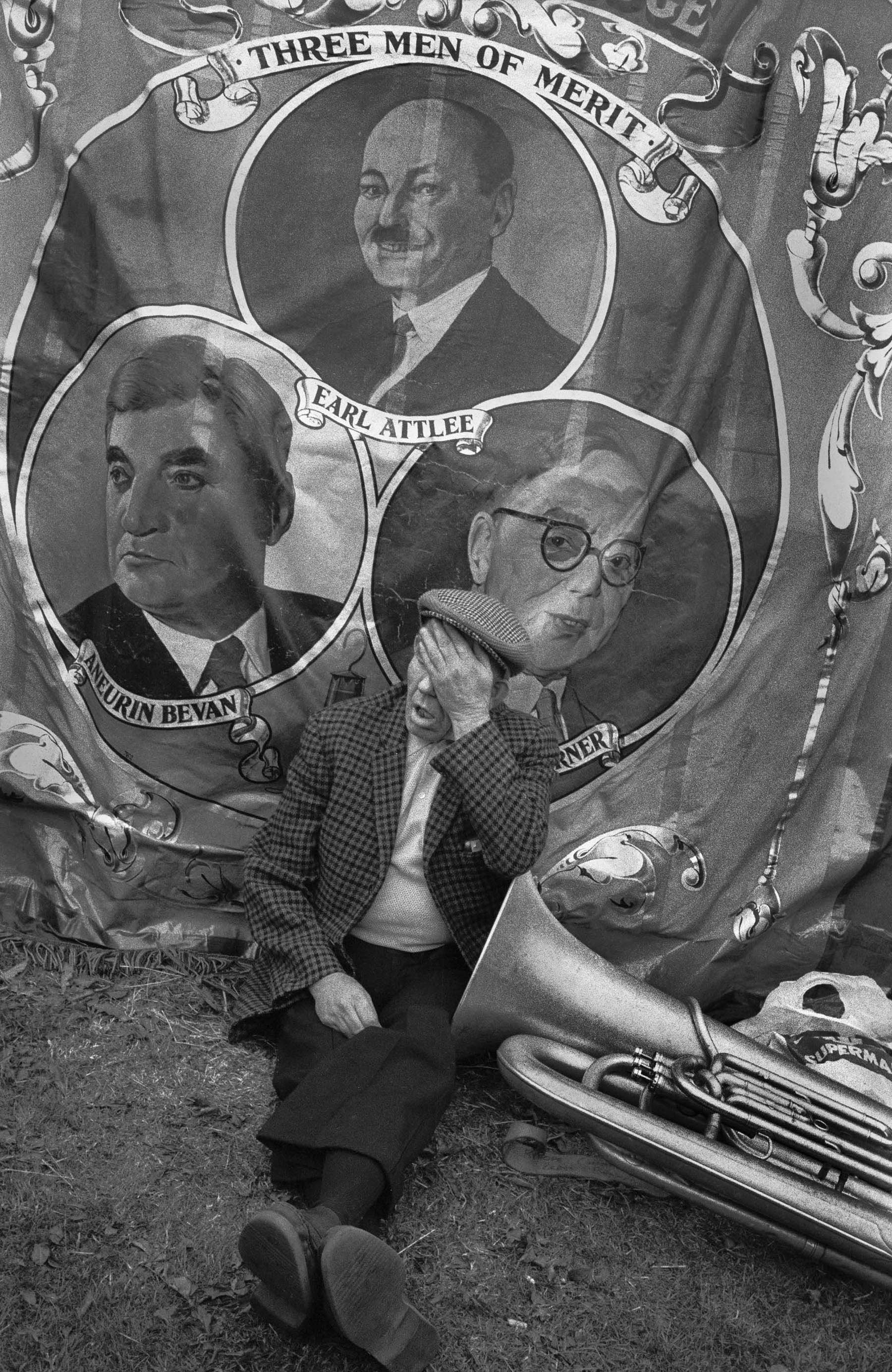 Bob Watkins Durham Miners Gala Man with banner  July1985 neg 41 71 5a .jpg