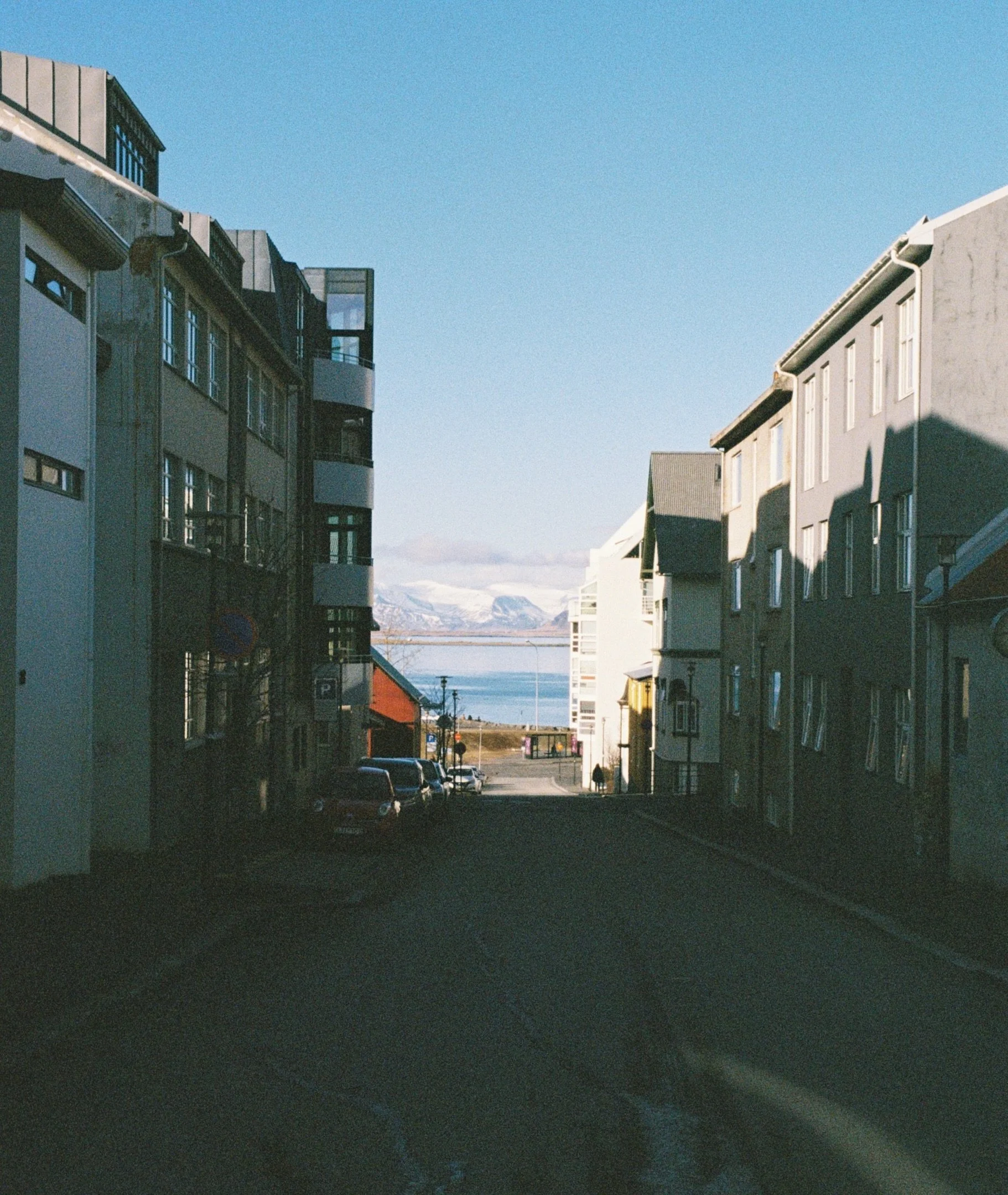 Looking downhill from Reykjavik streets. 
Iceland Saga 🇮🇸

#leicar3 #kodakultramax400 #analog #35mmfilm #filmisnotdead