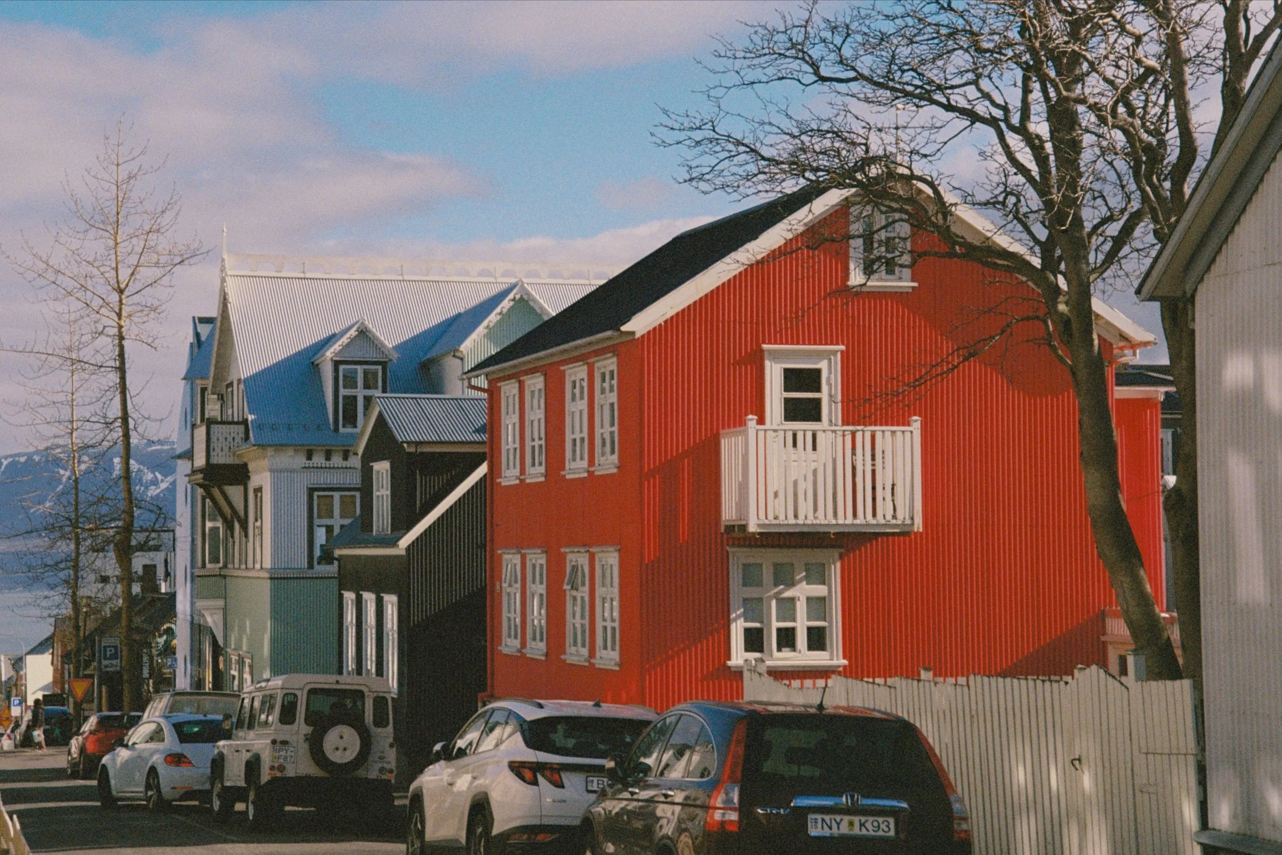 Downhill from the Hallgr&iacute;mskirkja.
Iceland Saga 🇮🇸

#leicar3 #kodakultramax400 #analog #35mmfilm #filmisnotdead