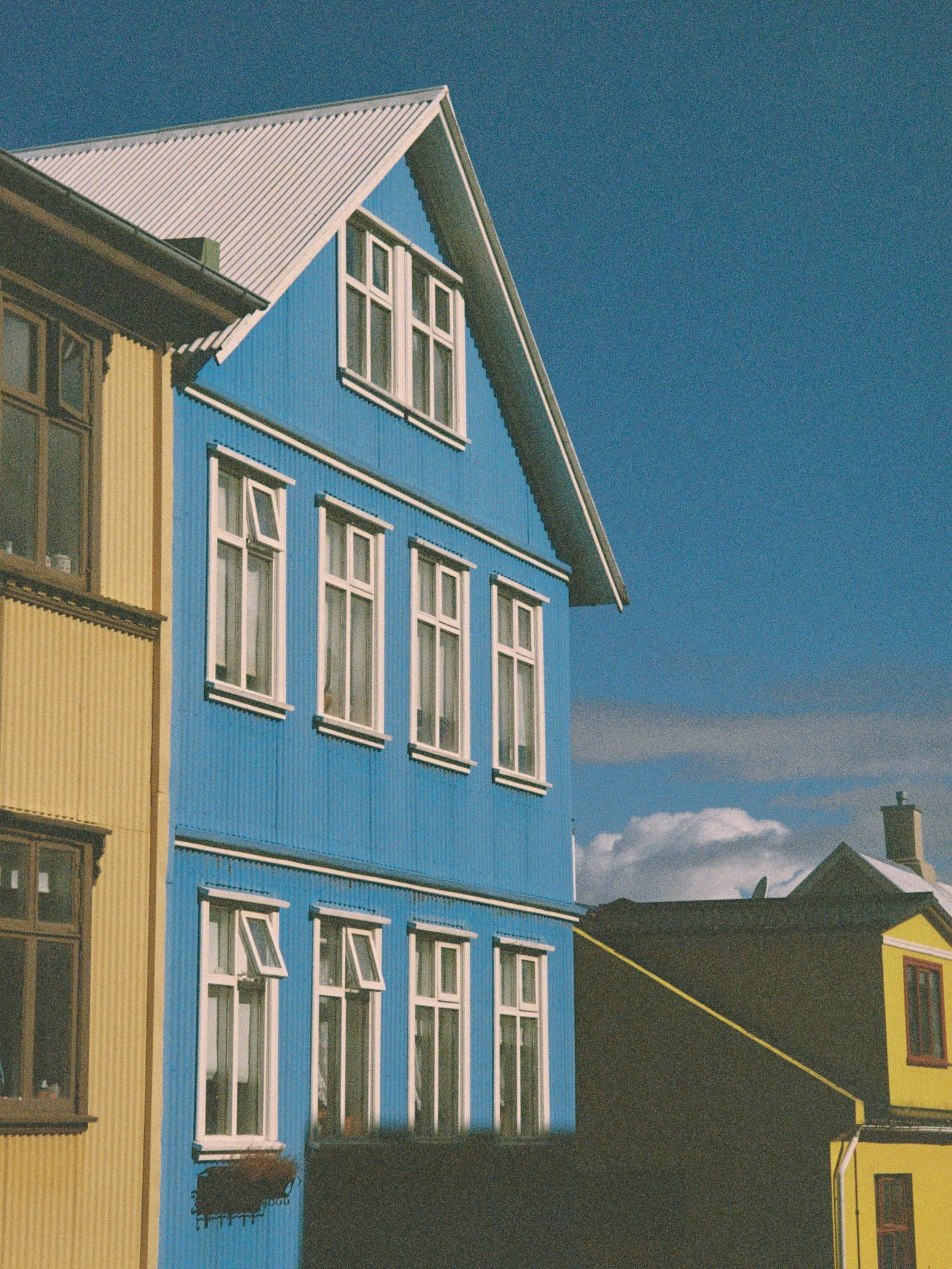 The iconic buildings of Reykjav&iacute;k no.4.
Iceland Saga 🇮🇸

#leicar3 #kodakultramax400 #analog #35mmfilm #filmisnotdead