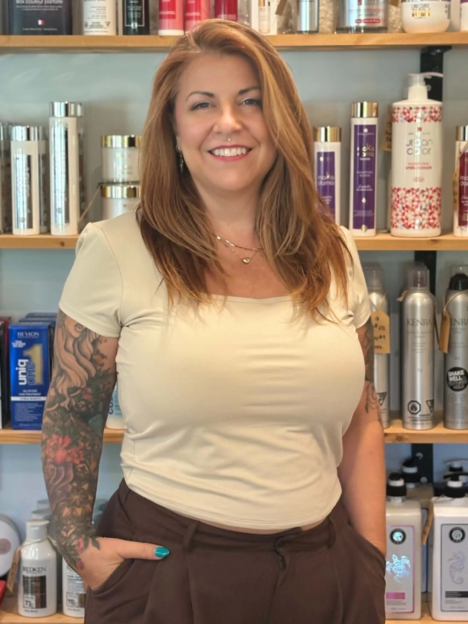 Portrait de Monique, coiffeuse, coloriste et spécialiste en soins capillaires chez Perles & Diamants à Mascouche.