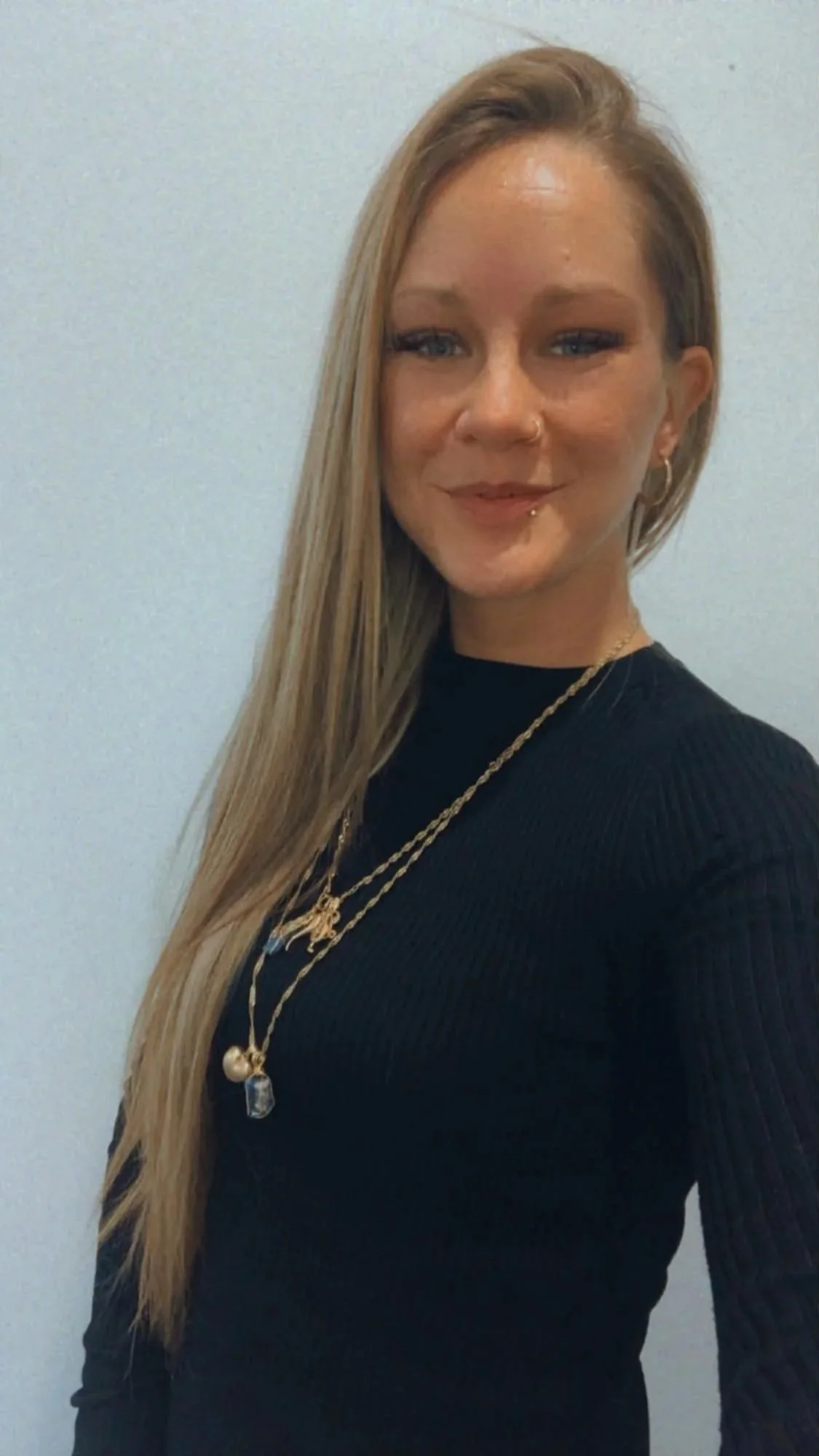 Portrait de Jessica, technicienne en pose d’ongles, résine et nail art chez Perles & Diamants à Mascouche.