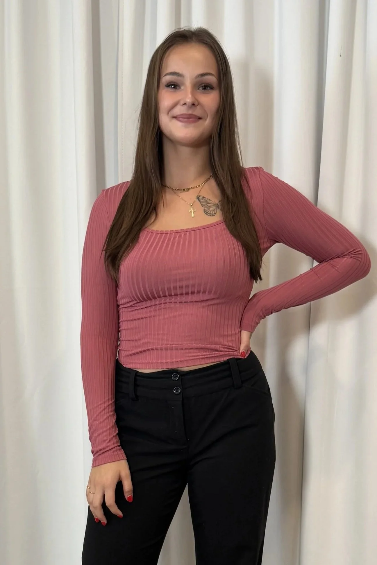 Portrait de Cynthia, esthéticienne spécialisée en épilation laser, soins du visage et head spa chez L’Infini en Soi à Mascouche.