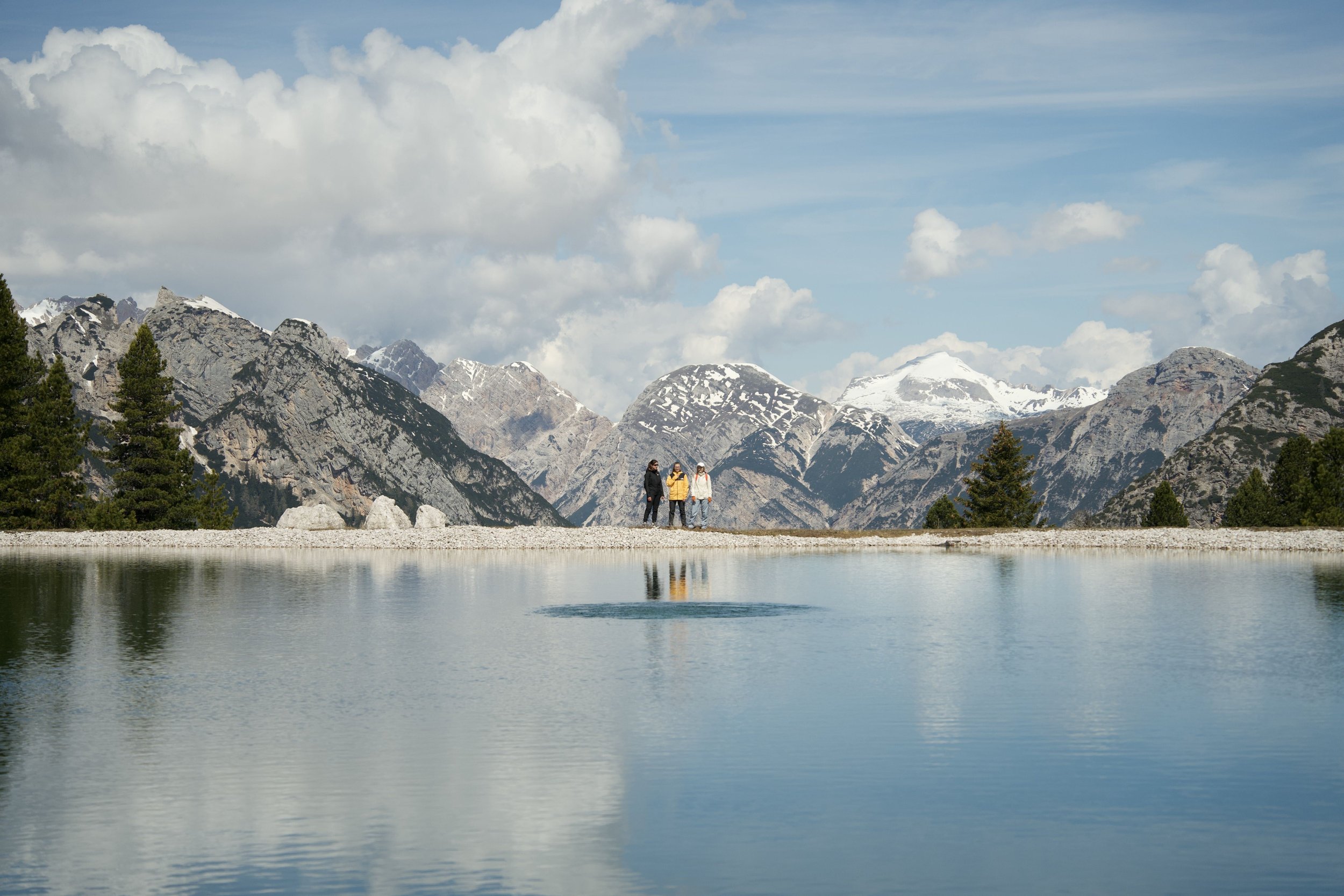 Lago y paisaje Dolomitas