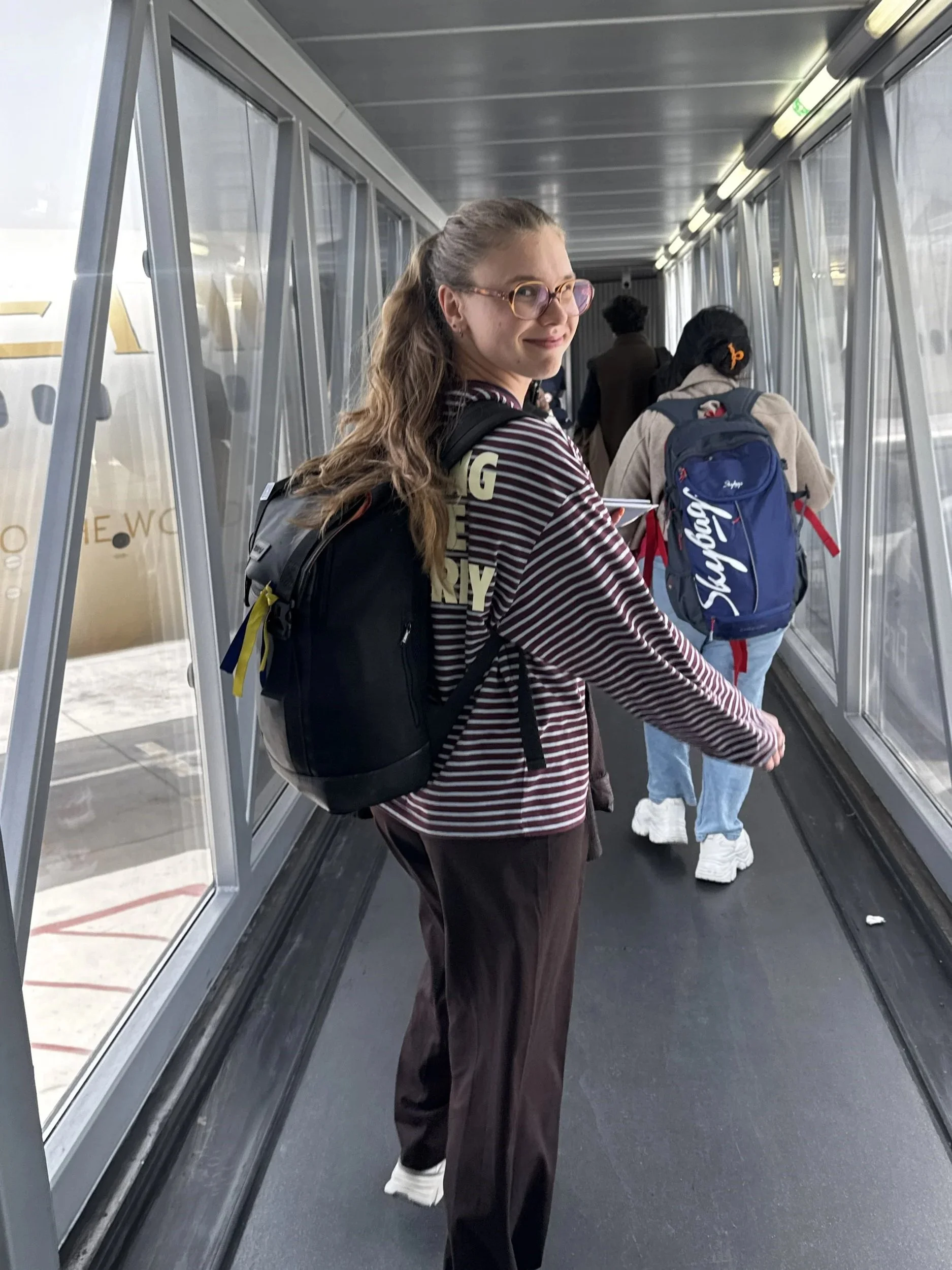 Karyna embarcando en el avión