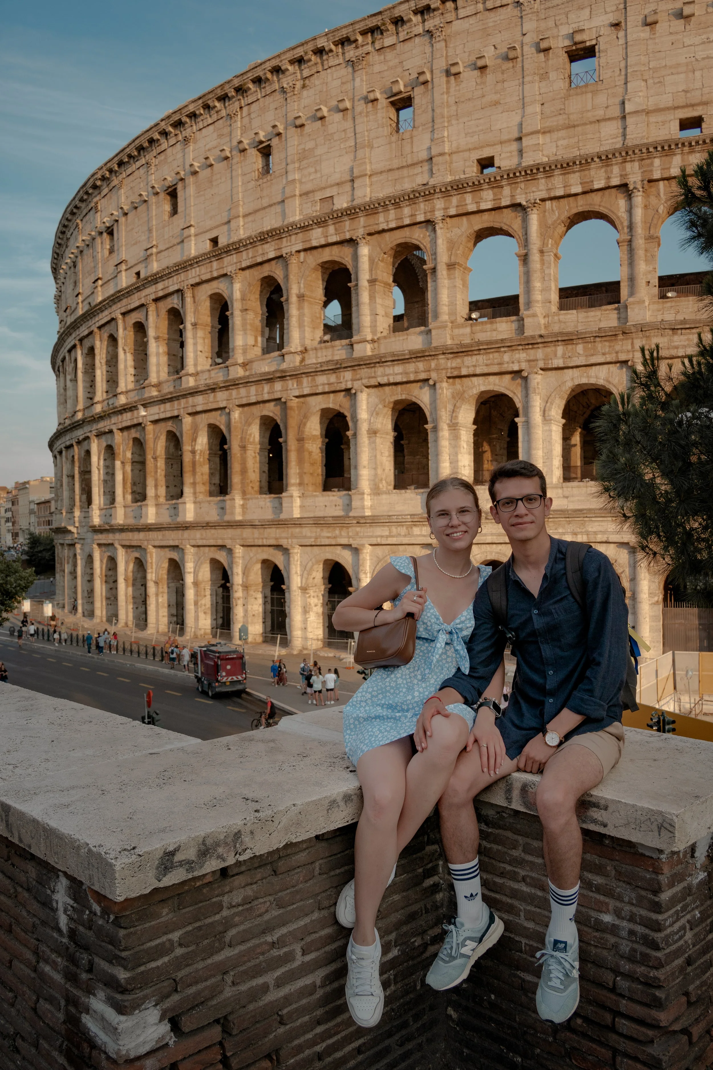 Pedro y Karyna, Coliseo Romano de fondo