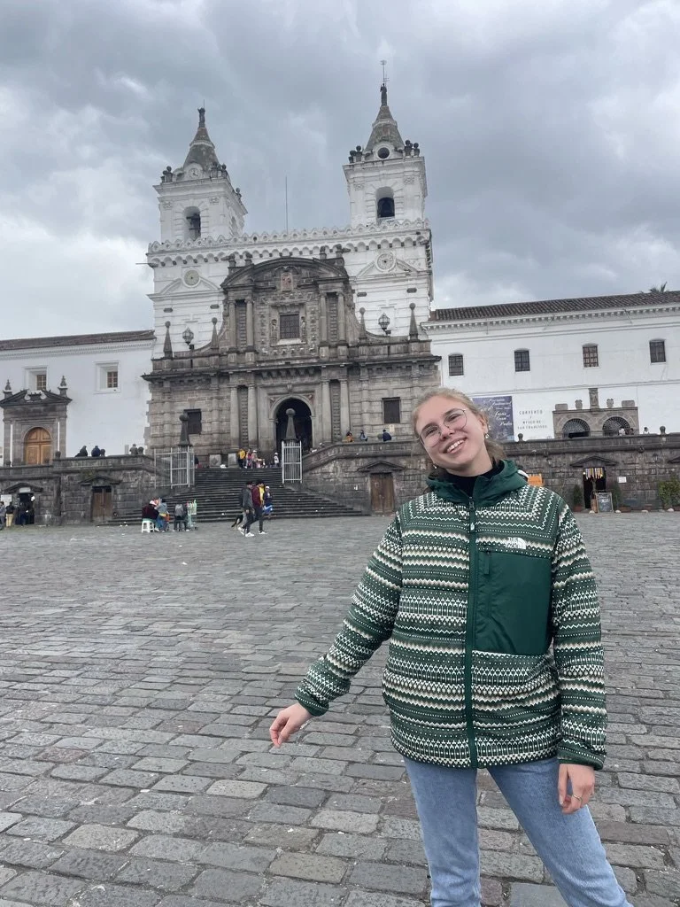 Karyna en la Plaza San Francisco en Quito