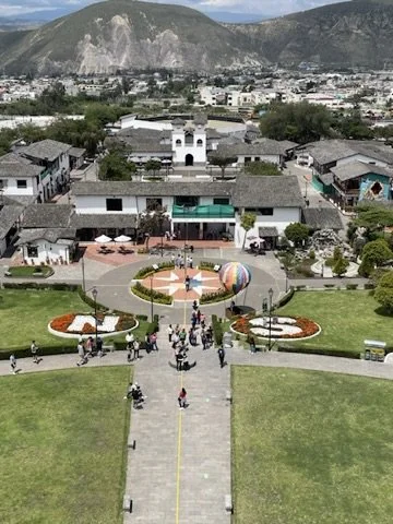 Vista desde el Monumento de Mitadl del Mundo en Ecuador