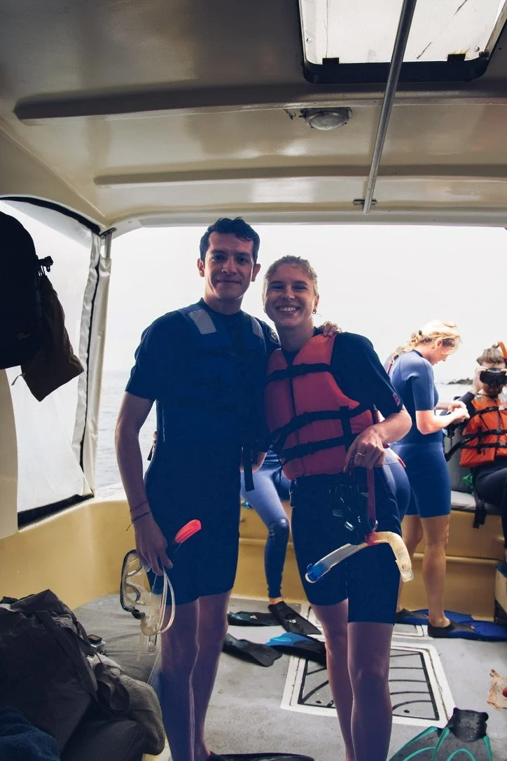 Pedro y Karyna listos para la experiencia de snorkel en Galápagos