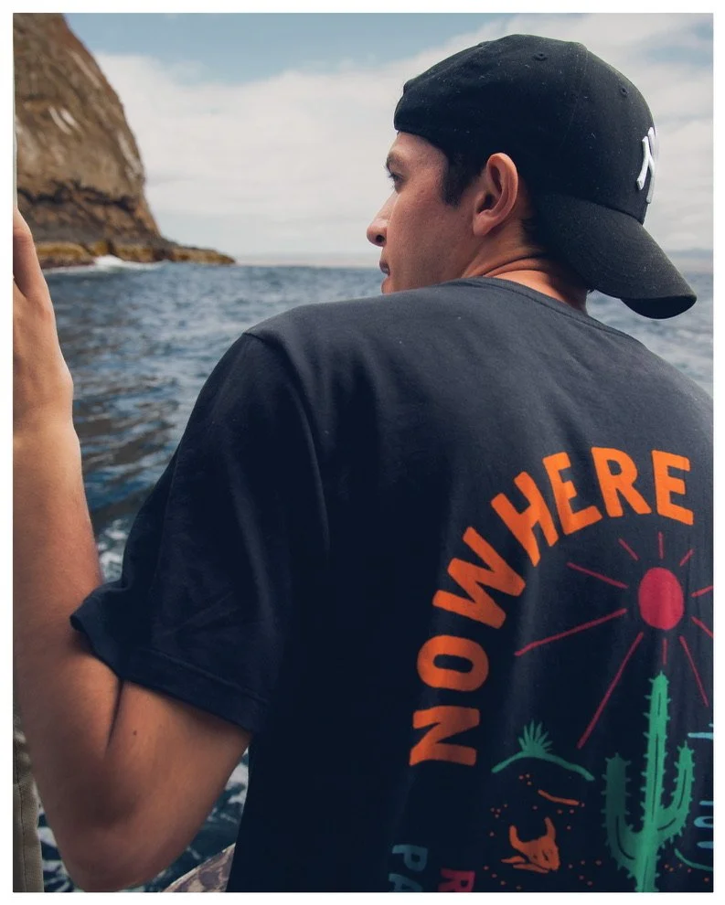 Pedro observando los islotes en Galápagos