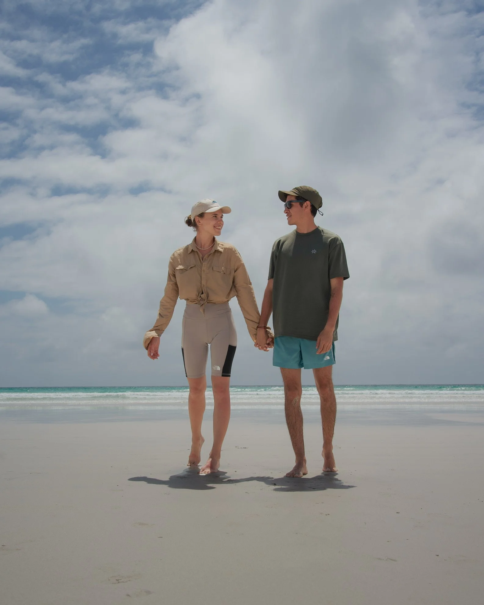 Pedro y Karyna en Tortuga Bay Ecuador