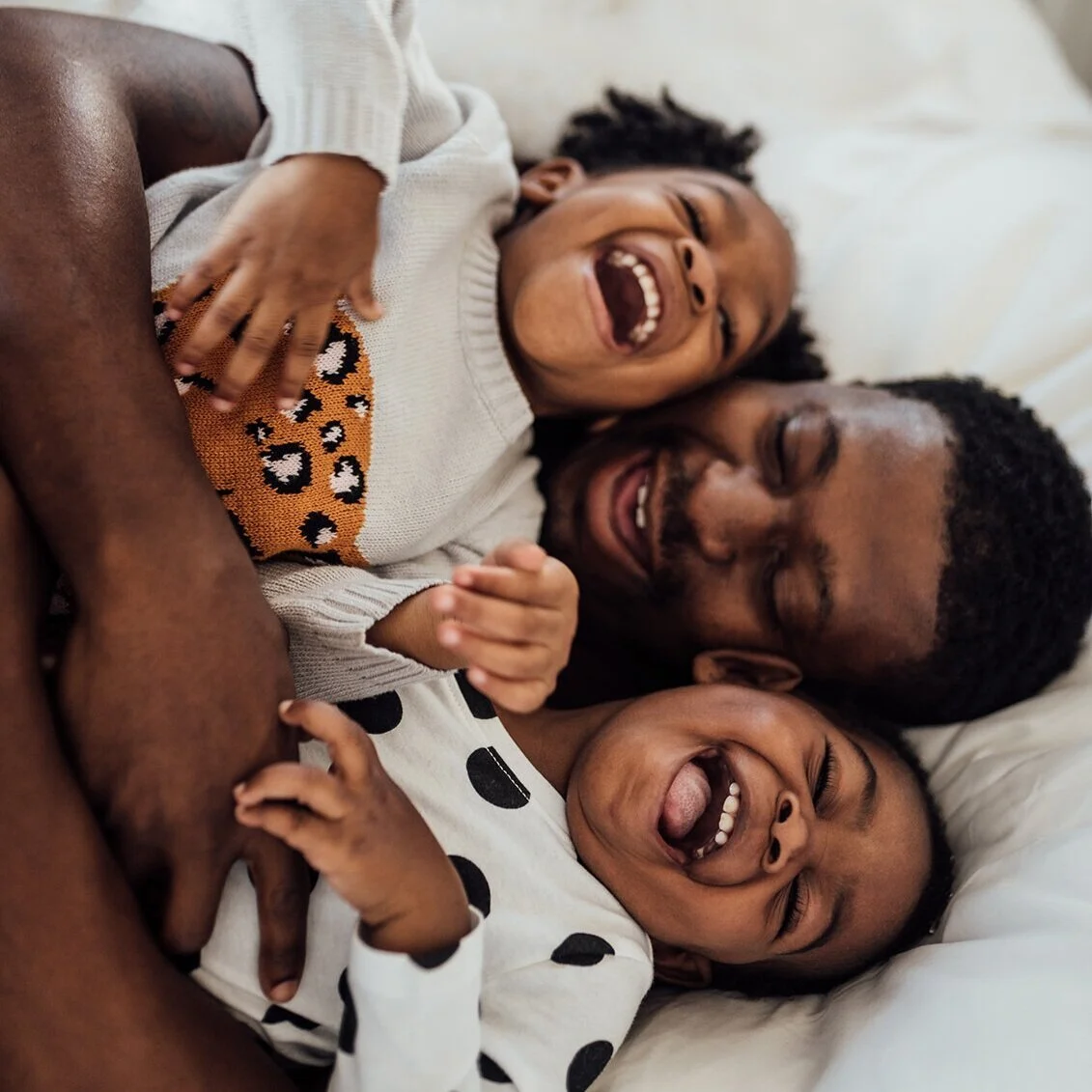 Lachende kinderen samen met papa