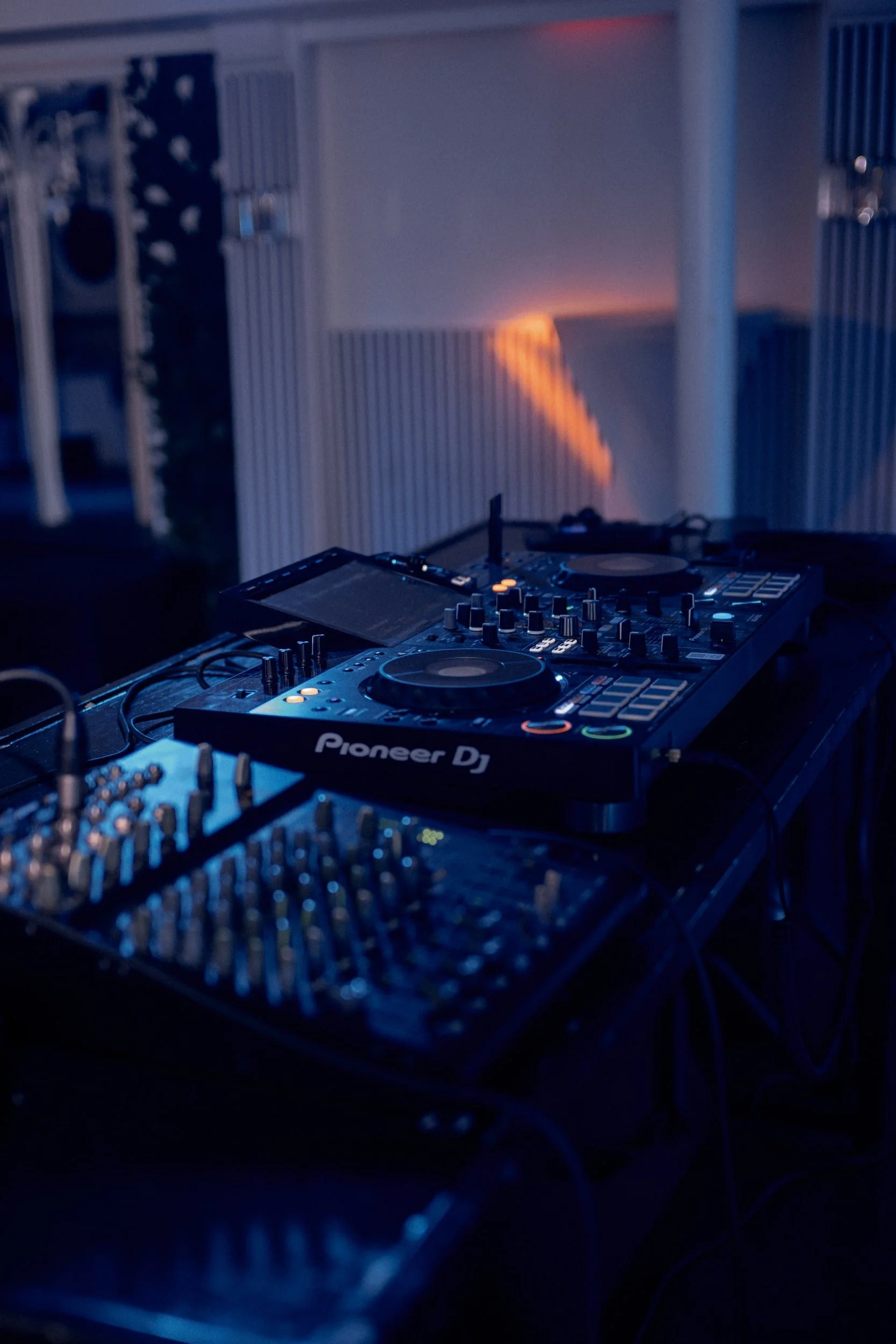 DJ-Controller und Licht im dunklen Raum, Szenenlicht an die Wand projiziert.