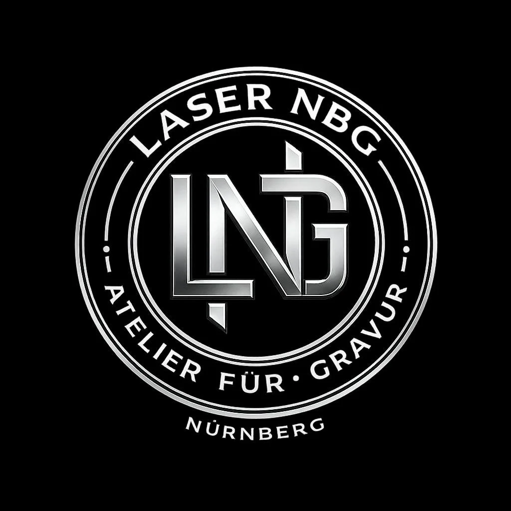 Ein schwarzes Logo mit silbernem Text und Symbolen, das Werbung für eine Laser-Nachhilfe in Nürnberg zeigt, inklusive dem Slogan 'Atelier für Gravur'.