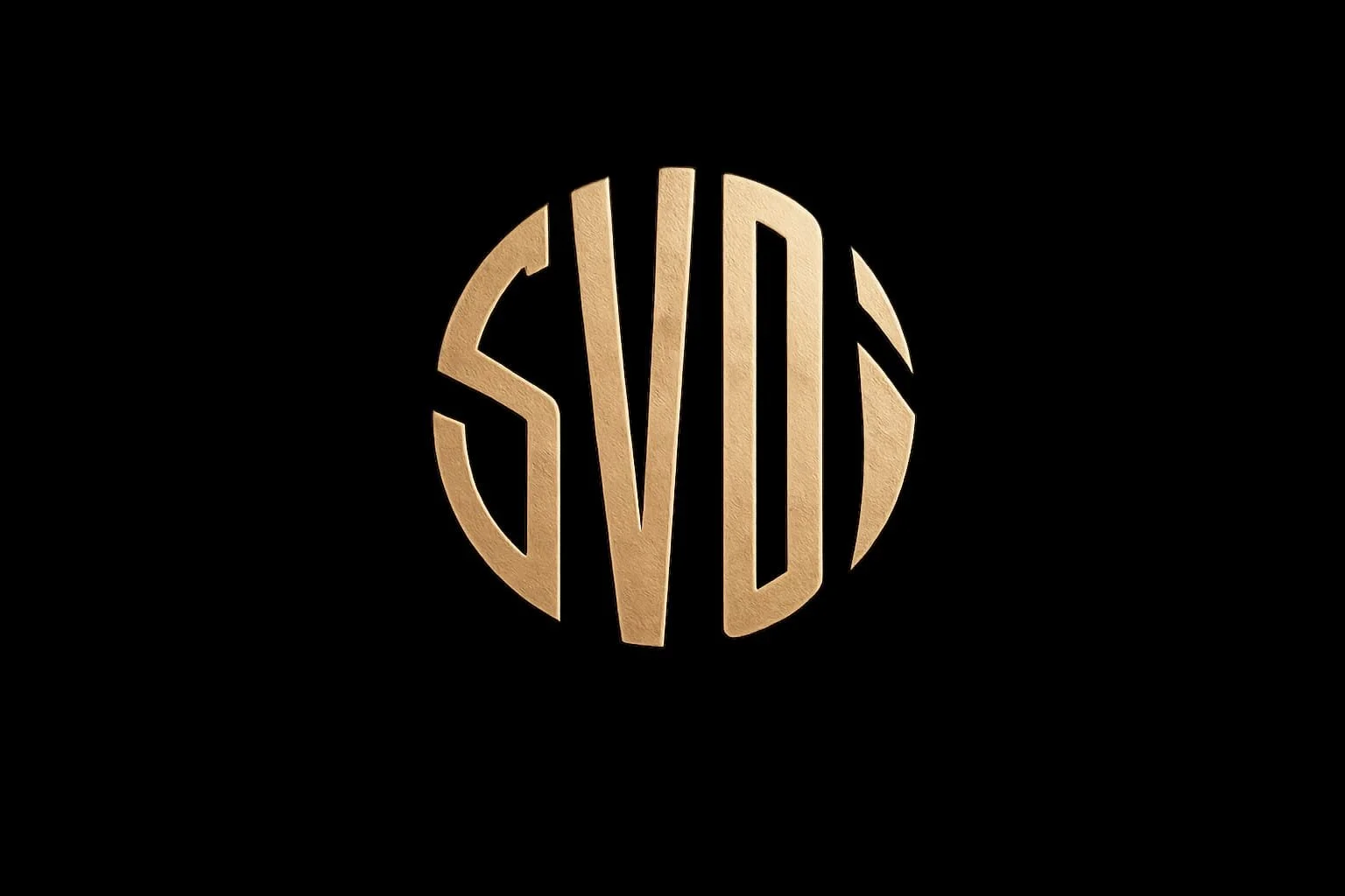 Silbernes Warner Bros. Film-Logo auf schwarzem Hintergrund.