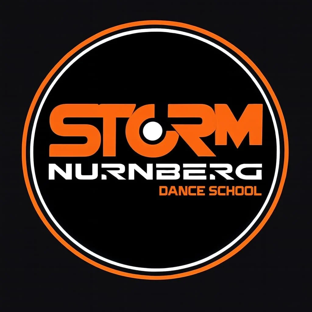 Das Logo der Storm Nurnberg Tanzschule, das den Namen und die Art der Einrichtung als Tanztanzschule in Nürnberg kennzeichnet, mit orange und weißen Farben auf schwarzem Hintergrund.