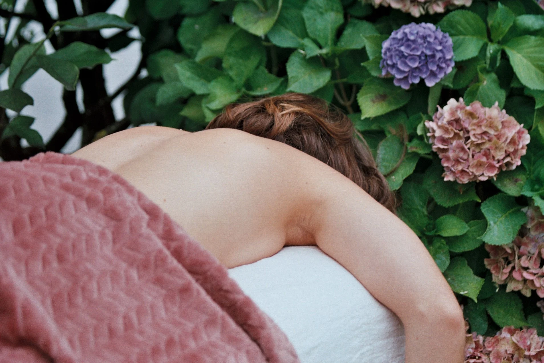femme-massage-fleurs-hortensia.jpg
