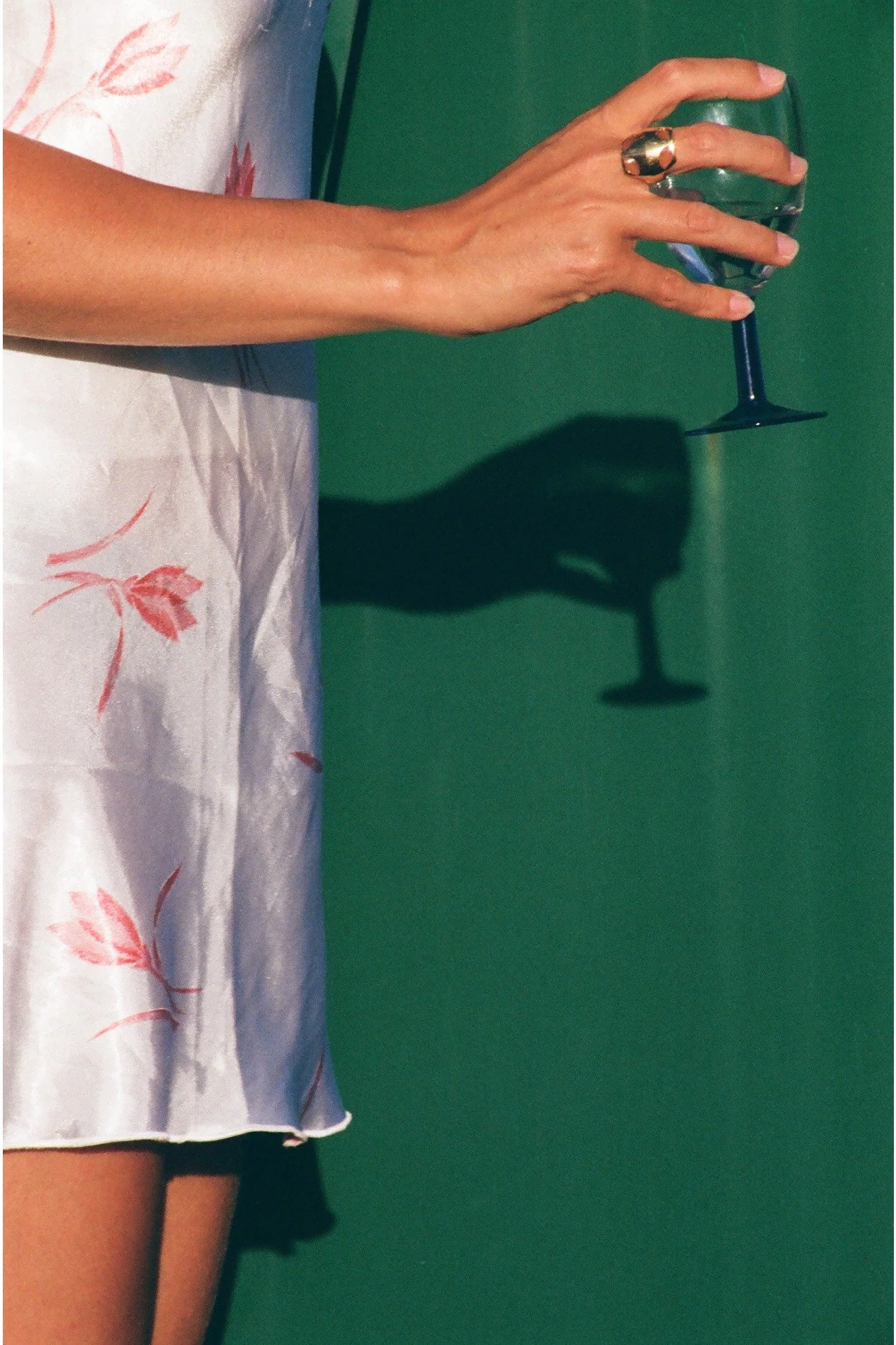 main-verre-vert-robe-nuisette-fleur-spoie.jpg