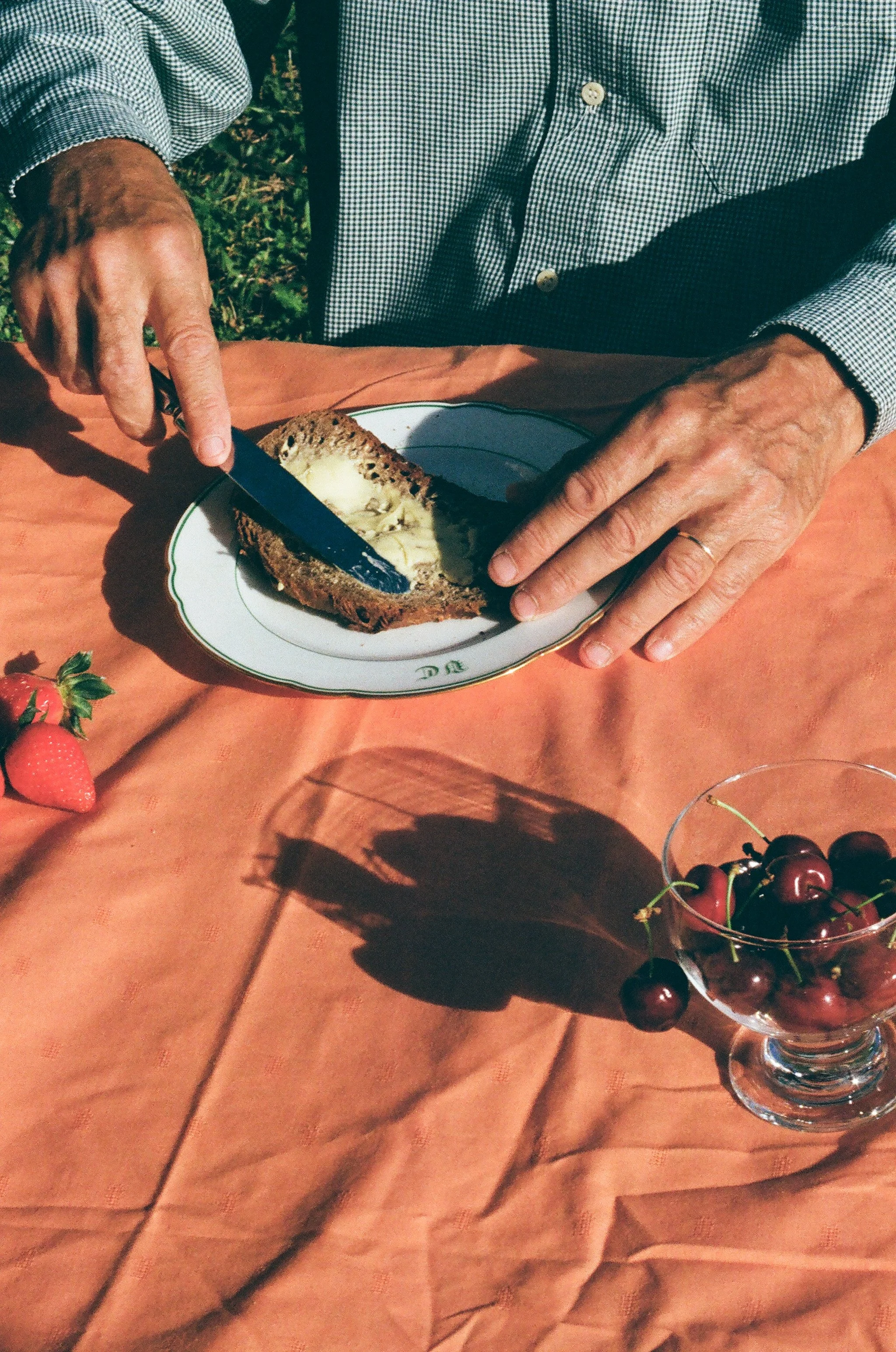 orange-petitdéjeuner-couteau-cerises-beurrer pain.JPG