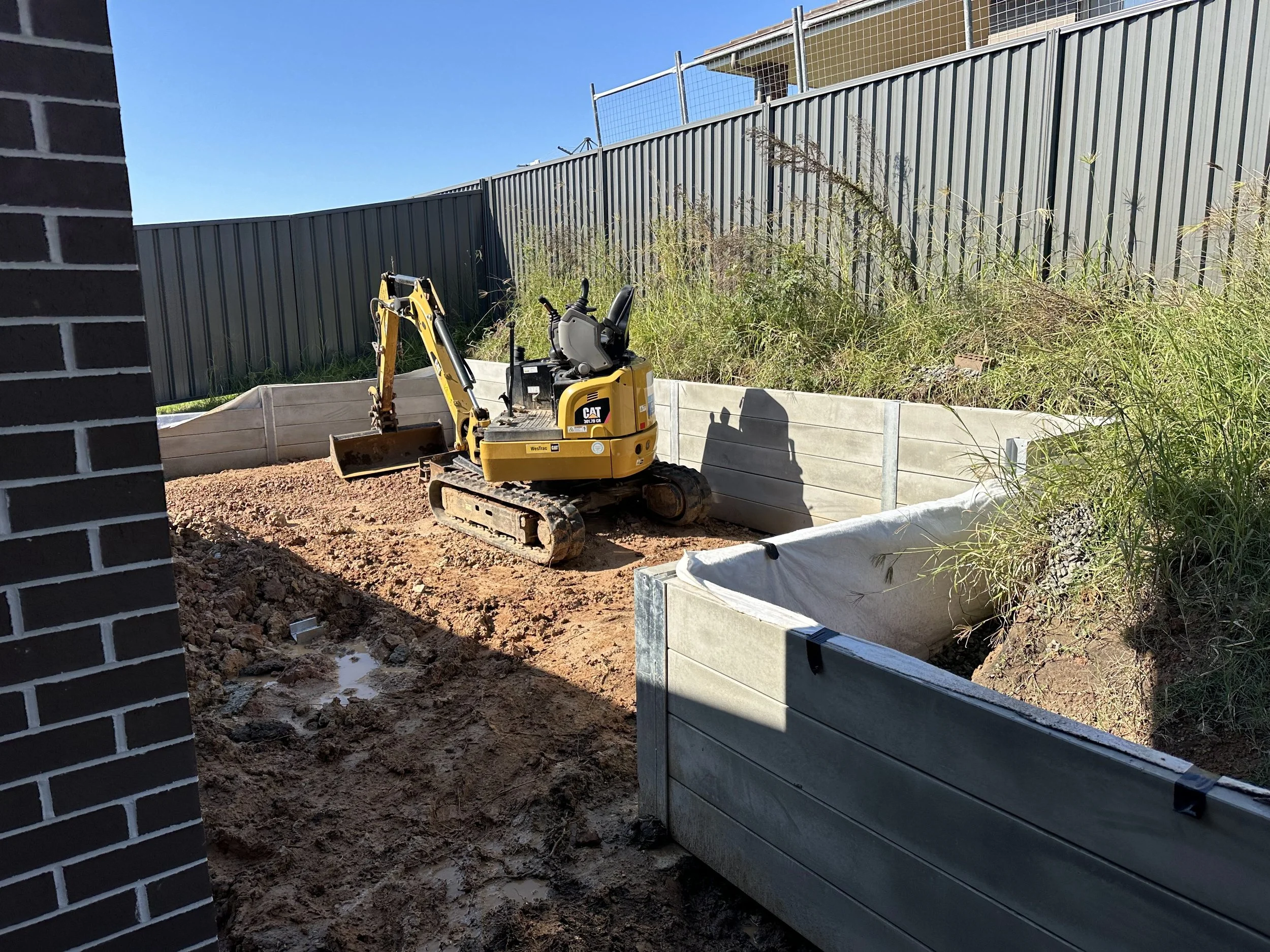 Tight access excavation for residential backyards, trenches and retaining wall preparation.