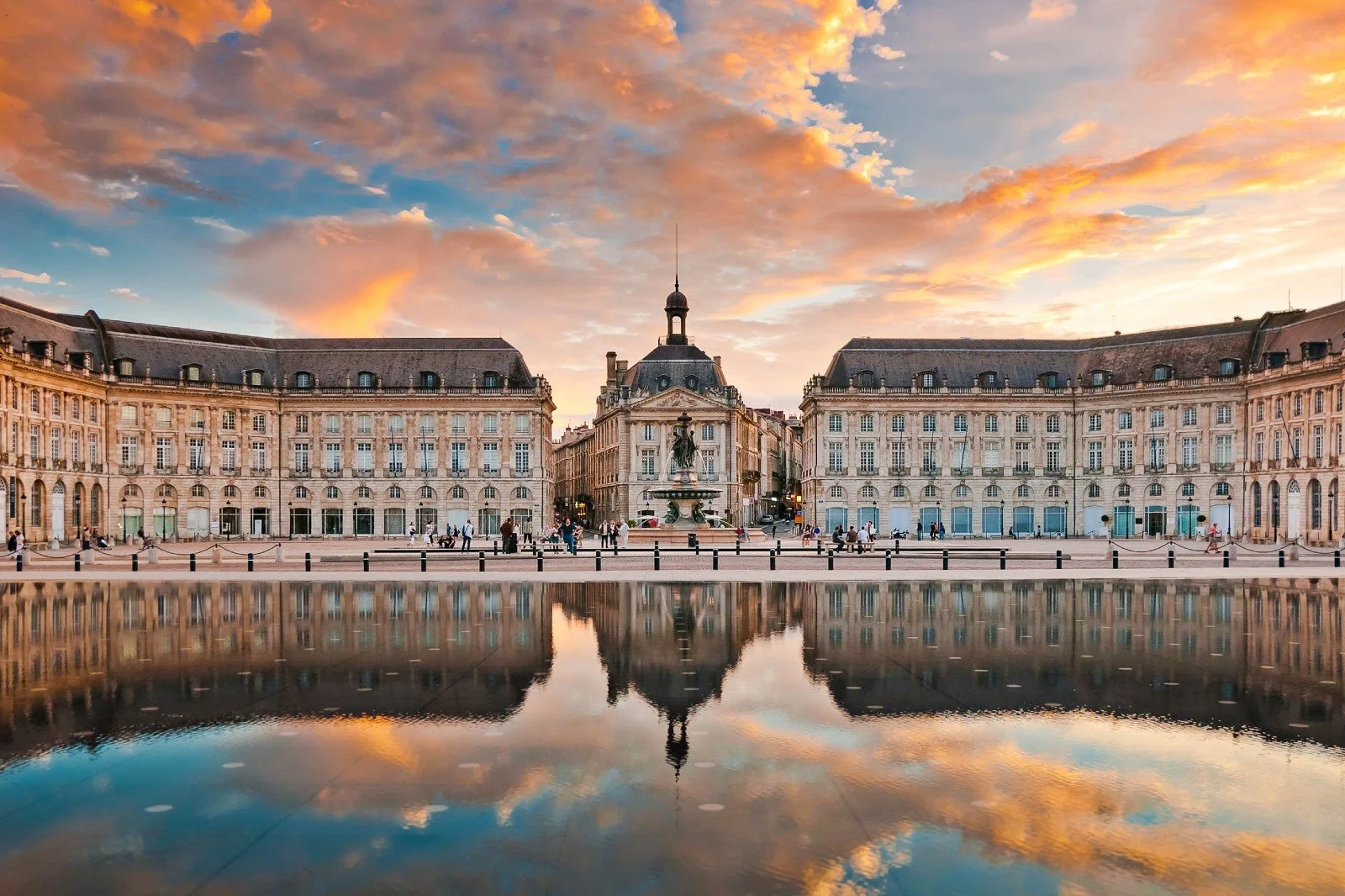 Le miroir d'eau de Bordeaux est une pièce d'eau peu profonde reflétant la place de la Bourse ainsi que les quais de Bordeaux.