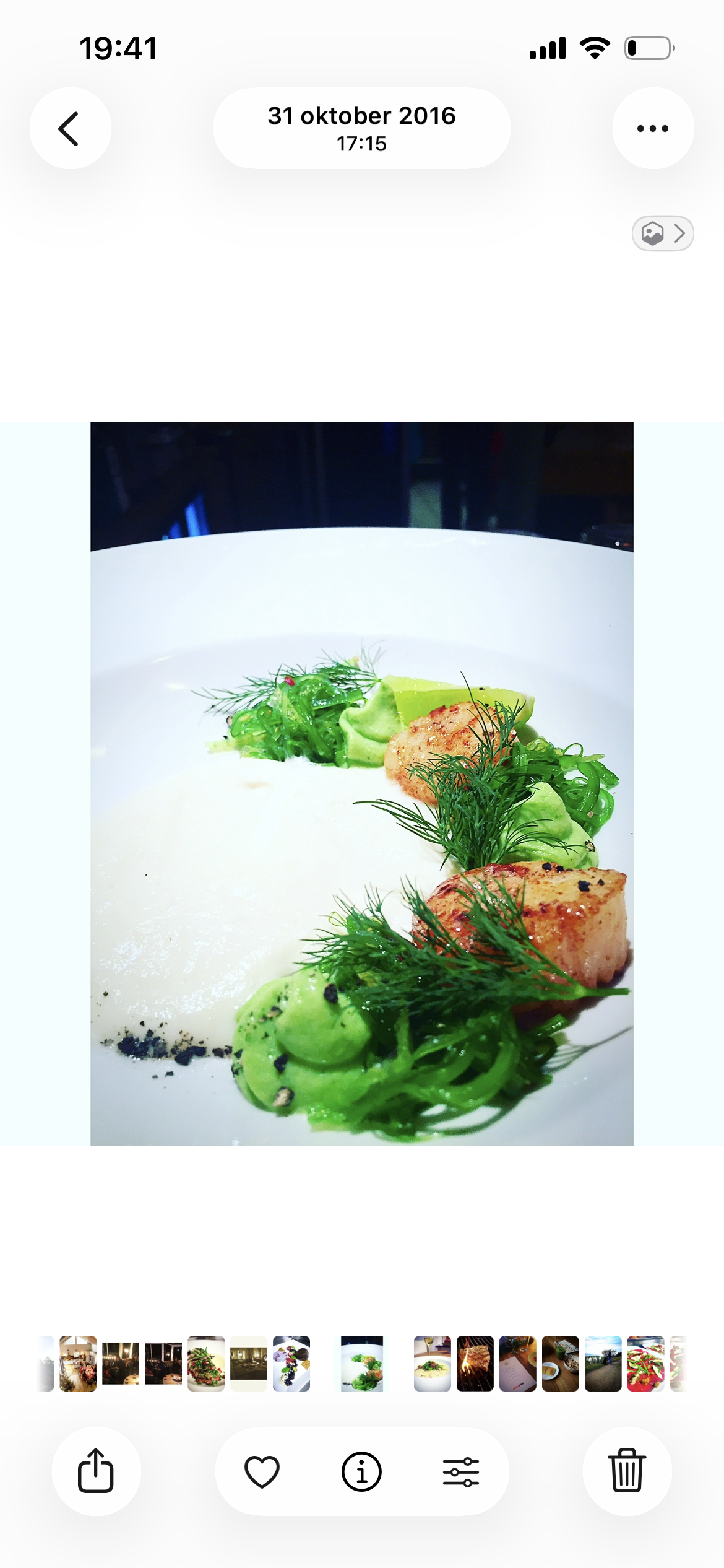 Färgglad tallrik med grillade kycklingbitar, avokado, gurka, grönt sallad och dill, serverad på en vit tallrik.