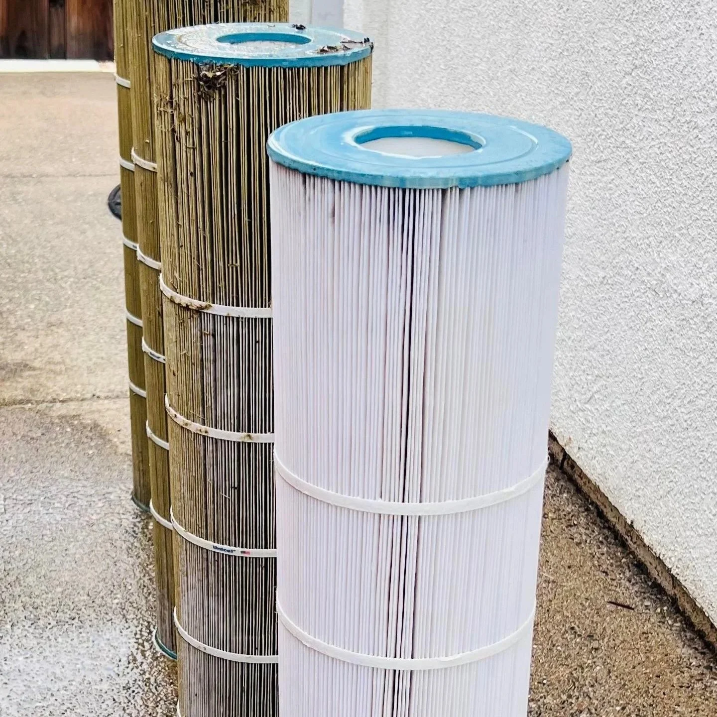 The different between a clean pool filter and dirty pool filter.