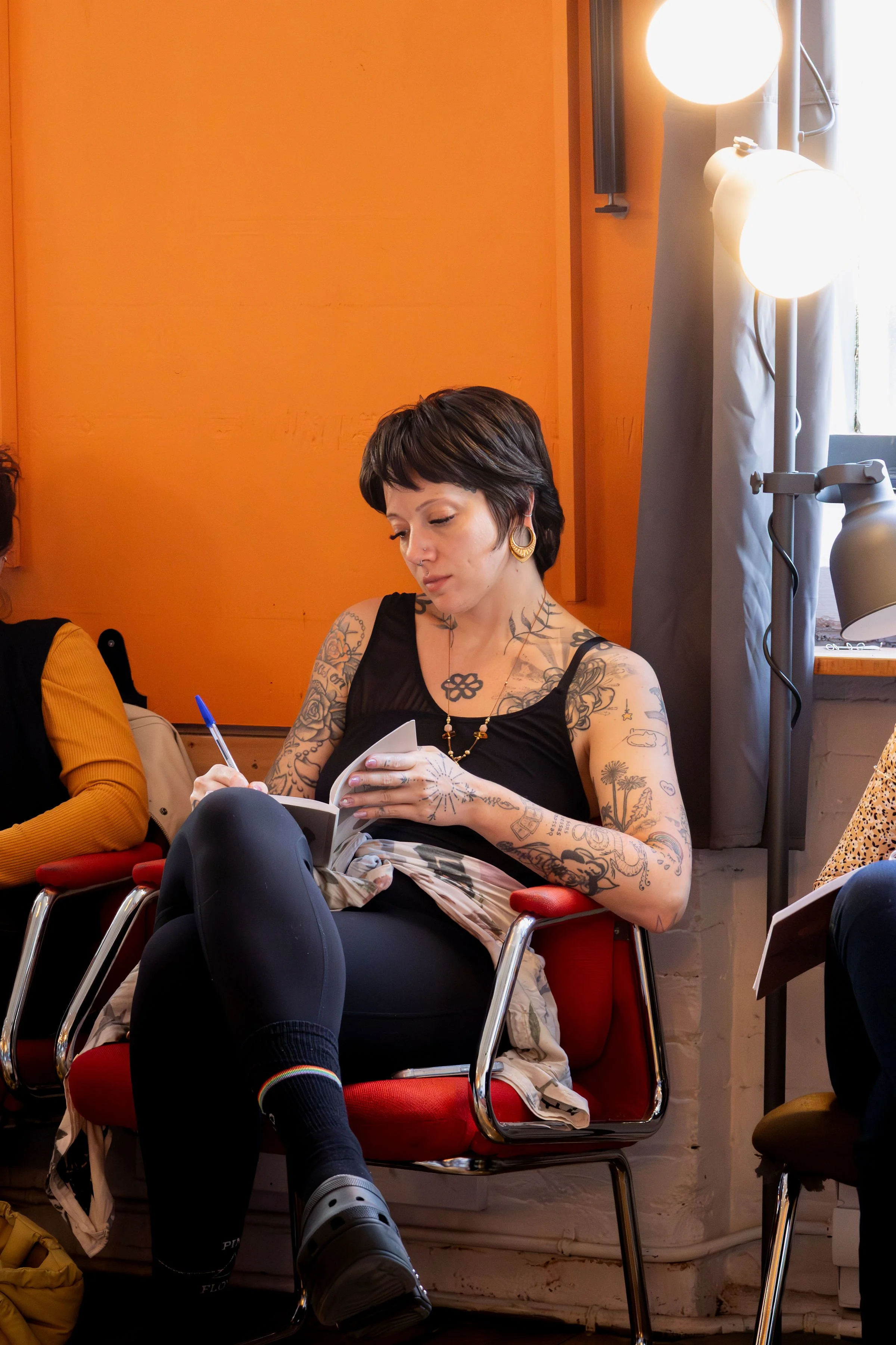 Une tatoueuse Didi à Montréal qui participe à un atelier d'écriture avec Vagues de sens.