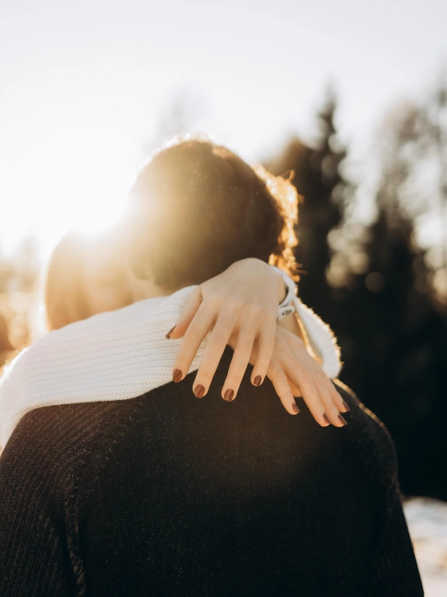 Echte Liebe ist in jeder Jahreszeit wundersch&ouml;n! 🤎

Wenn ihr zwei H&auml;ndchen haltet, Tee trinkt, im Schnee wie Kinder spielt und euch mit K&uuml;ssen w&auml;rmt, dann ist euch innerlich warm und gut. Oder anders gesagt: Ihr seid wirklich gl&