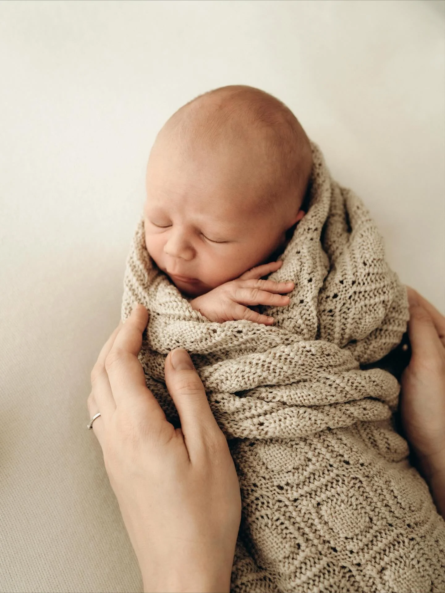Habt ihr noch Zweifel, ob es sich lohnt, ein Baby-Shooting zu machen? 100% ja! Glaubt ihr, es kann stressig und m&uuml;hsam sein? 100% nein! ✨

Das Baby bei diesem Shooting war ein echtes Mama-Baby, das nur bei der Mama entspannt schlafen wollte. Ich