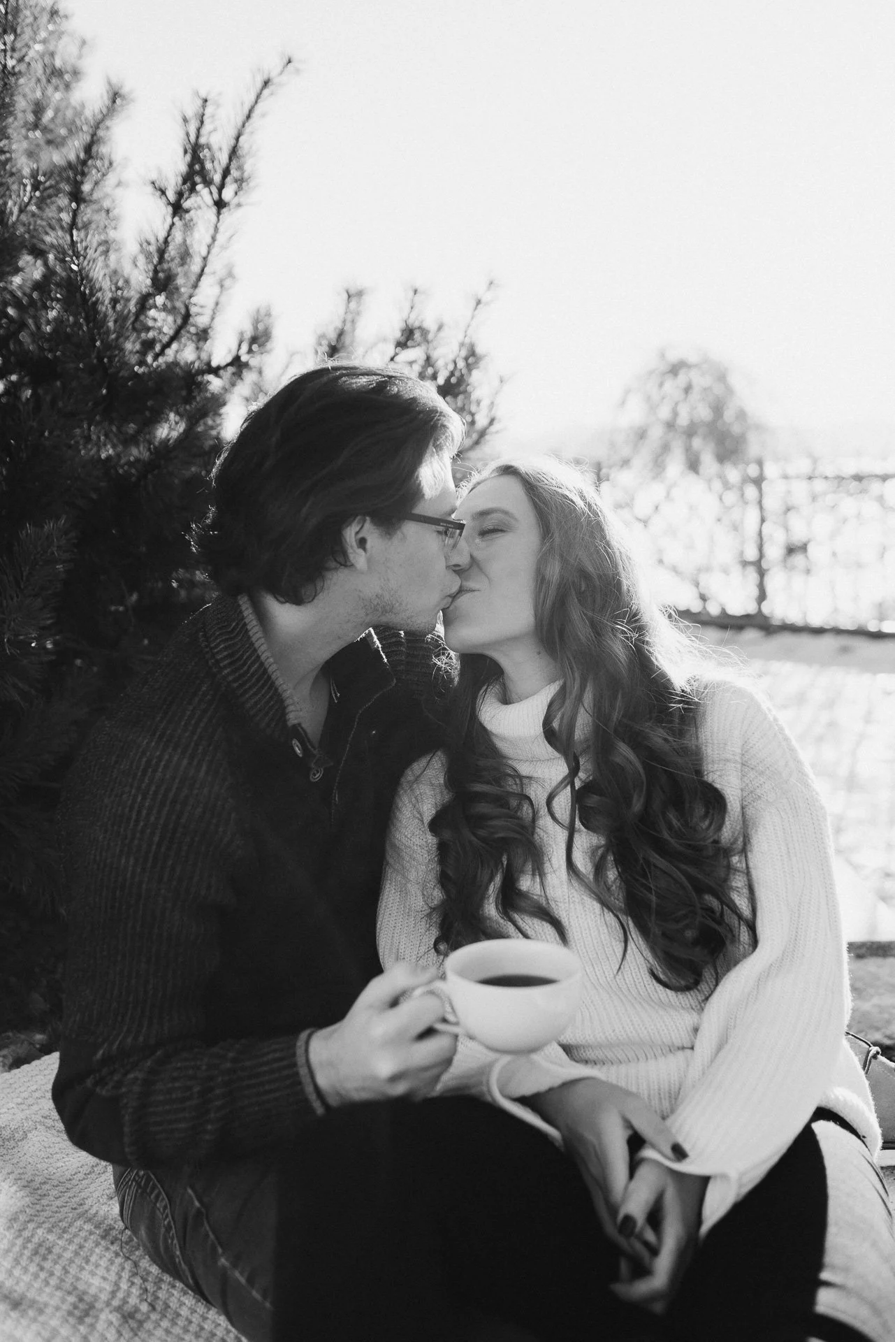 Ein Mann und eine Frau küssen sich liebevoll auf dem Magdalensberg bei einem romantischen Paarfotoshooting in Kärnten.