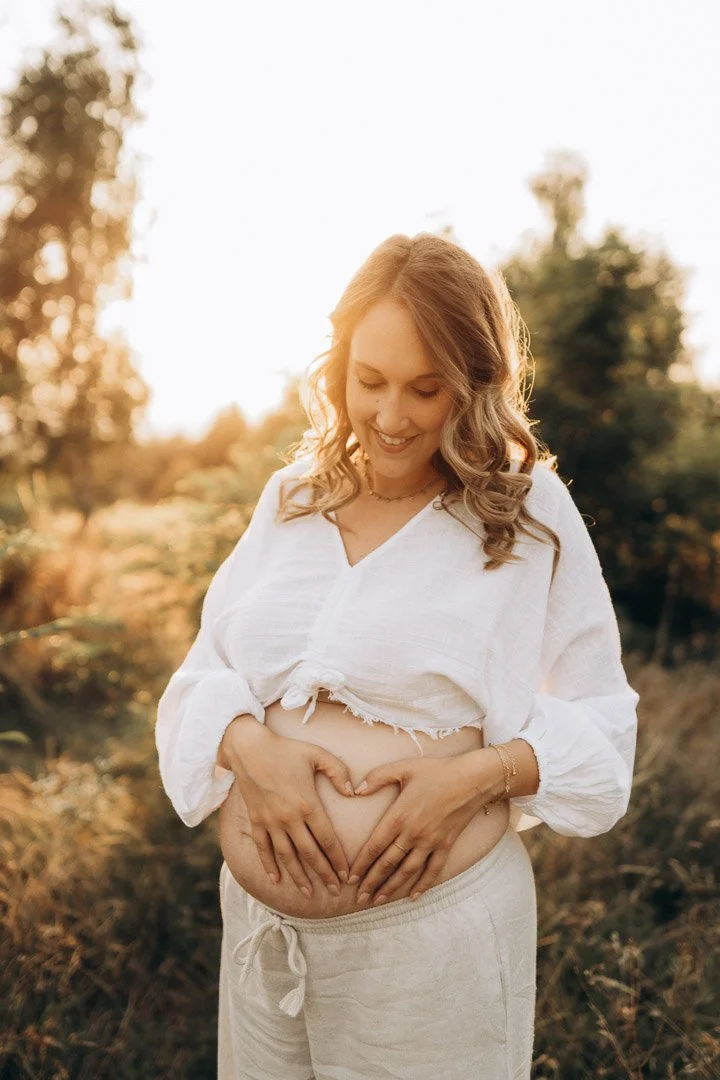 Babybauch Fotoshooting im goldenen Licht - Schwangerschaftsfotografie Kärnten