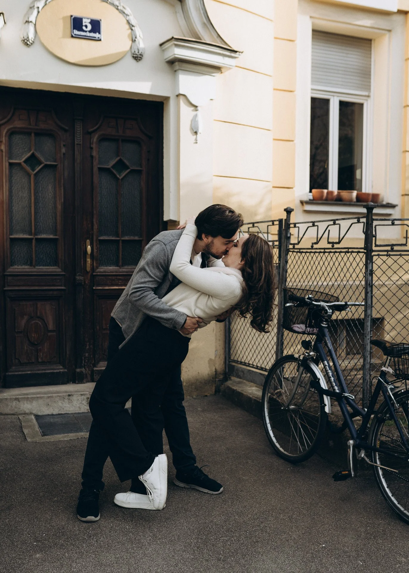 Ein Mann und eine Frau küssen sich leidenschaftlich bei einem Verlobungsfotoshooting in Klagenfurt und genießen die Vorfreude auf ihre Hochzeit.