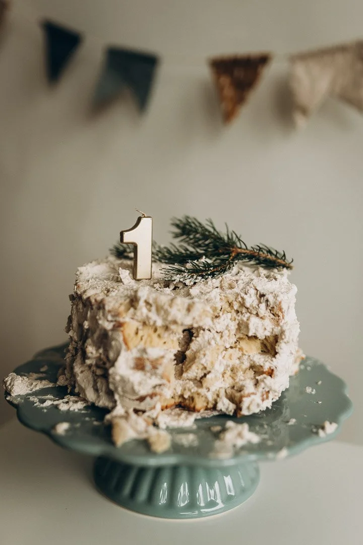 Dekorierte Geburtstagstorte zum ersten Geburtstag mit Kerze und Wimpelgirlande bei einem Cake-Smash-Fotoshooting in Kärnten.